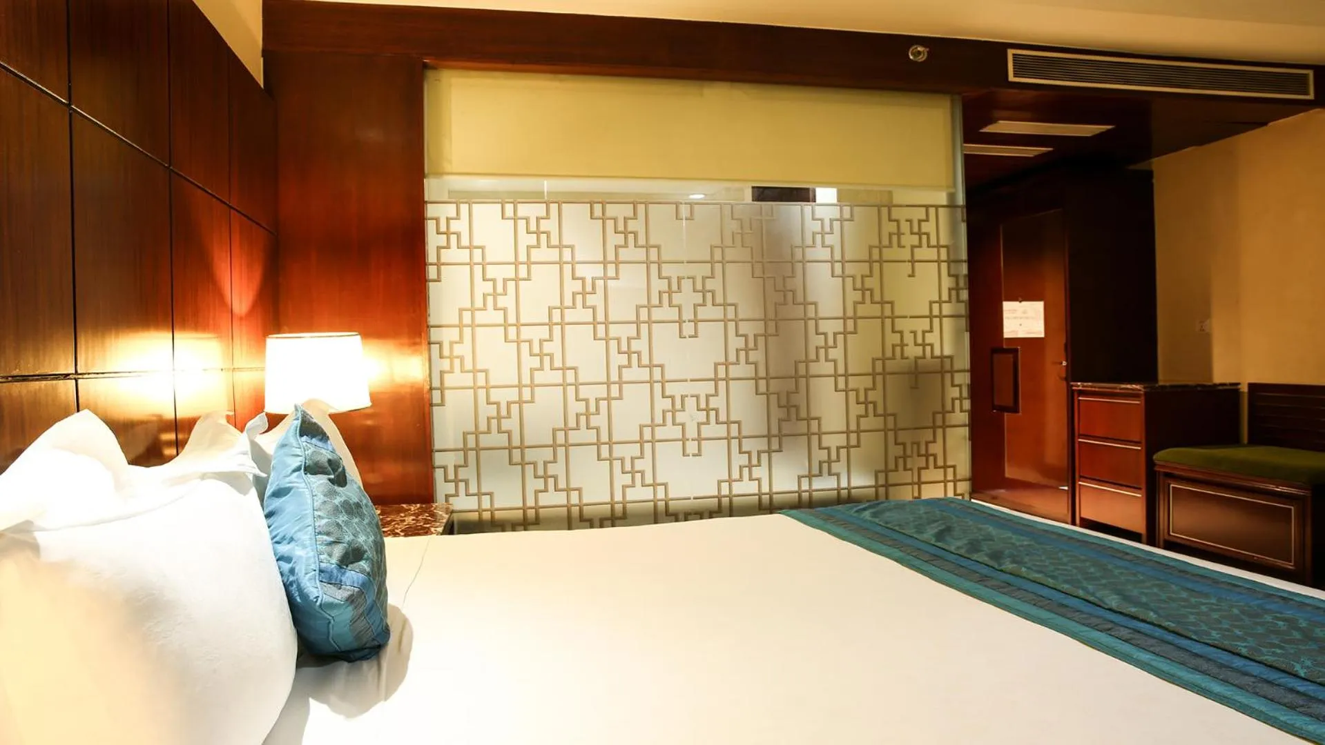Bedroom, Bed in SkyCity Hotel Gurgaon