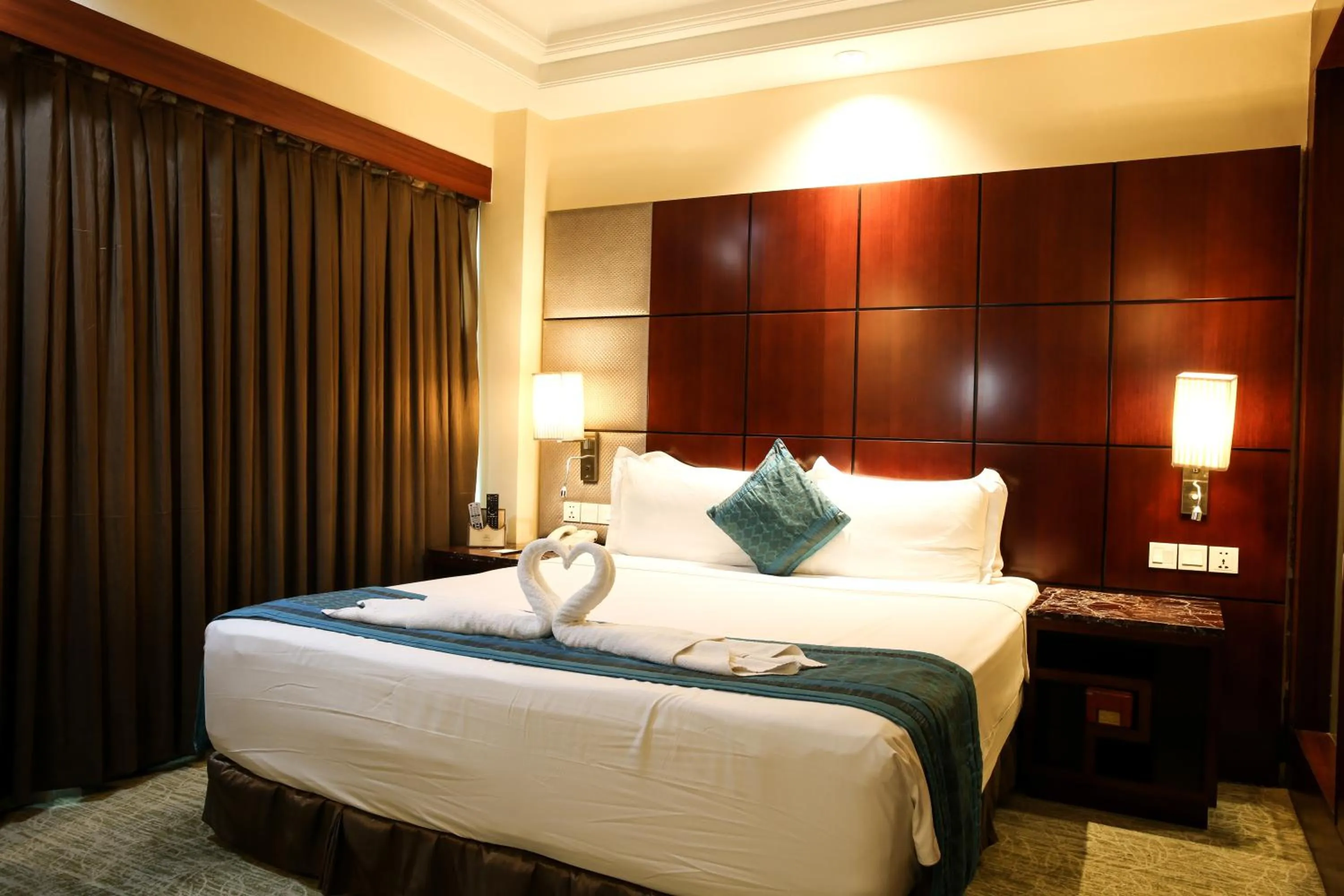 Bedroom, Bed in SkyCity Hotel Gurgaon