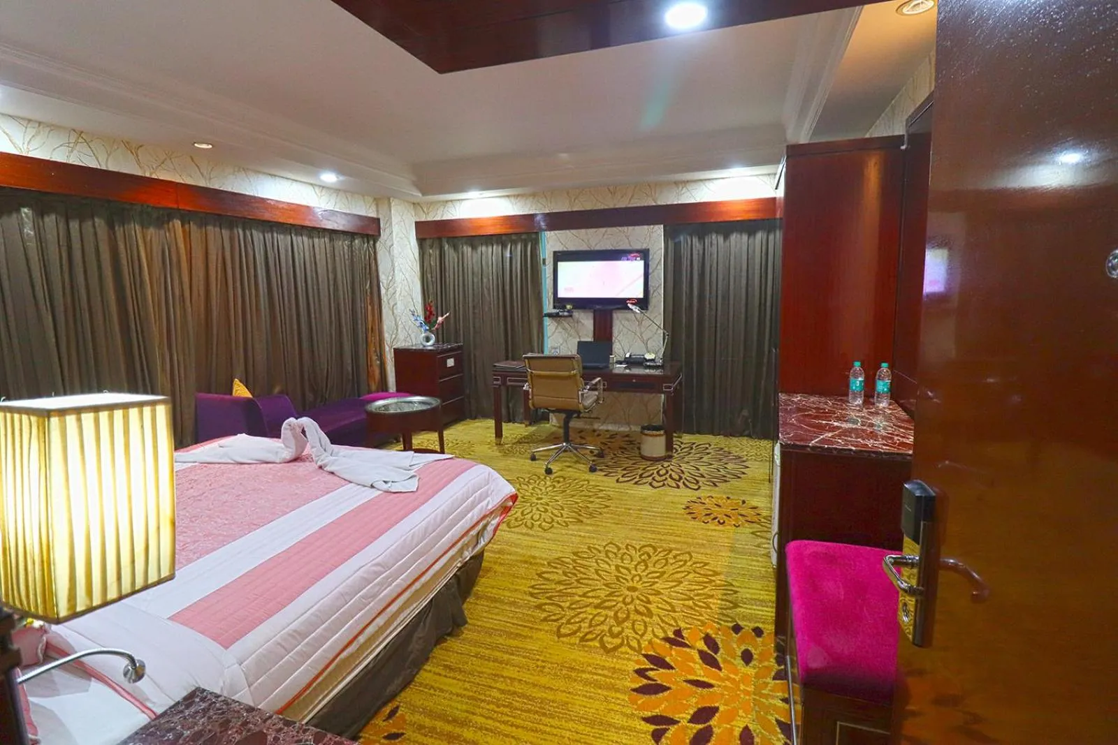 Bed in SkyCity Hotel Gurgaon