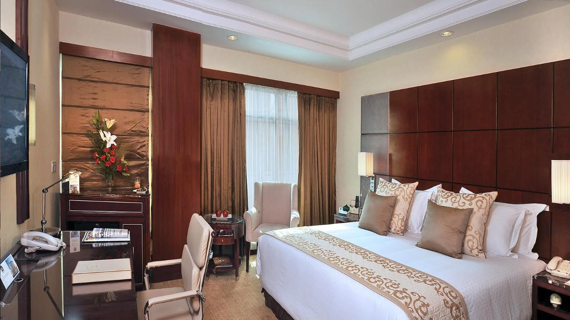 Bedroom, Bed in SkyCity Hotel Gurgaon