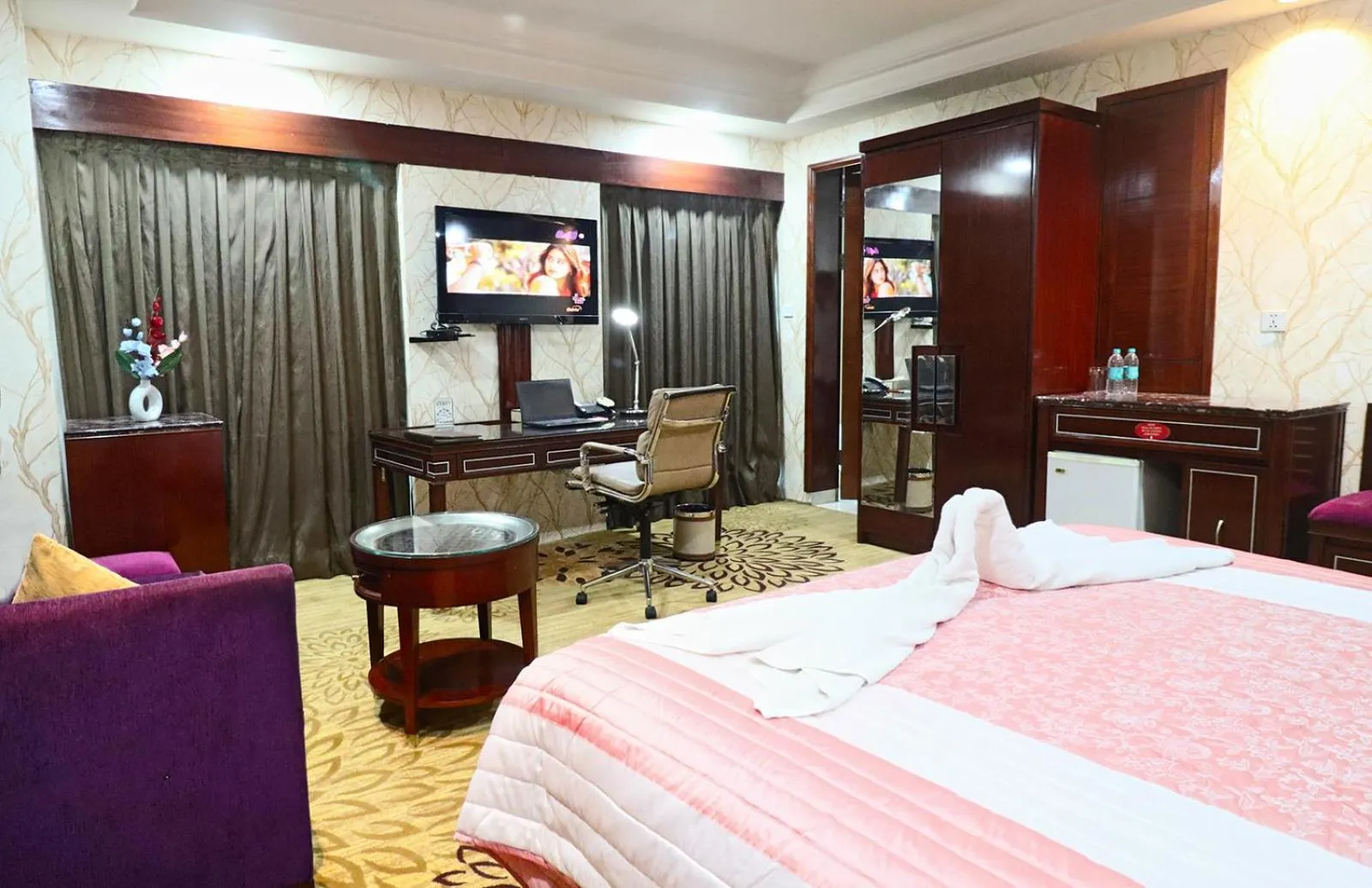 Bed in SkyCity Hotel Gurgaon