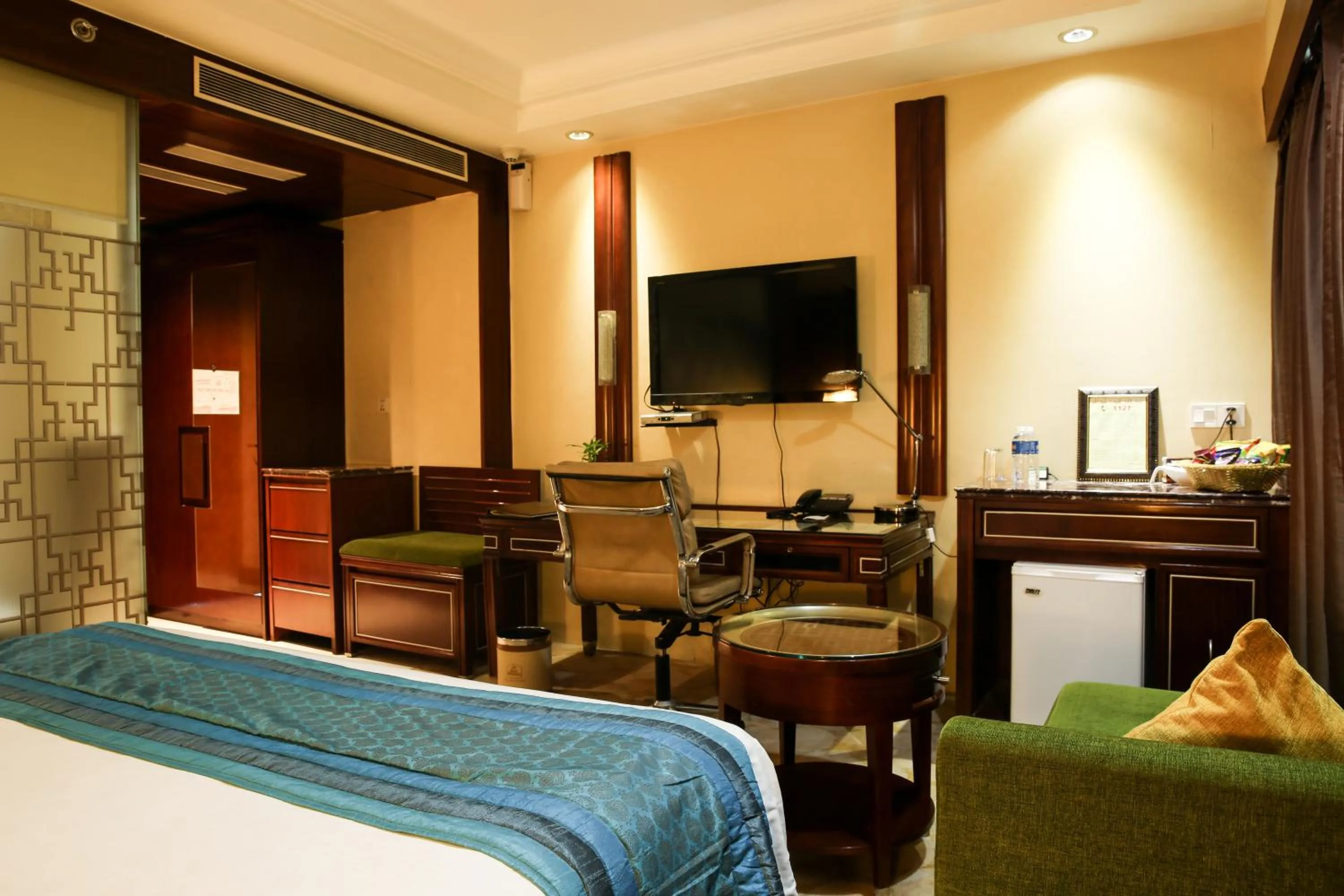 Bedroom, Bed in SkyCity Hotel Gurgaon