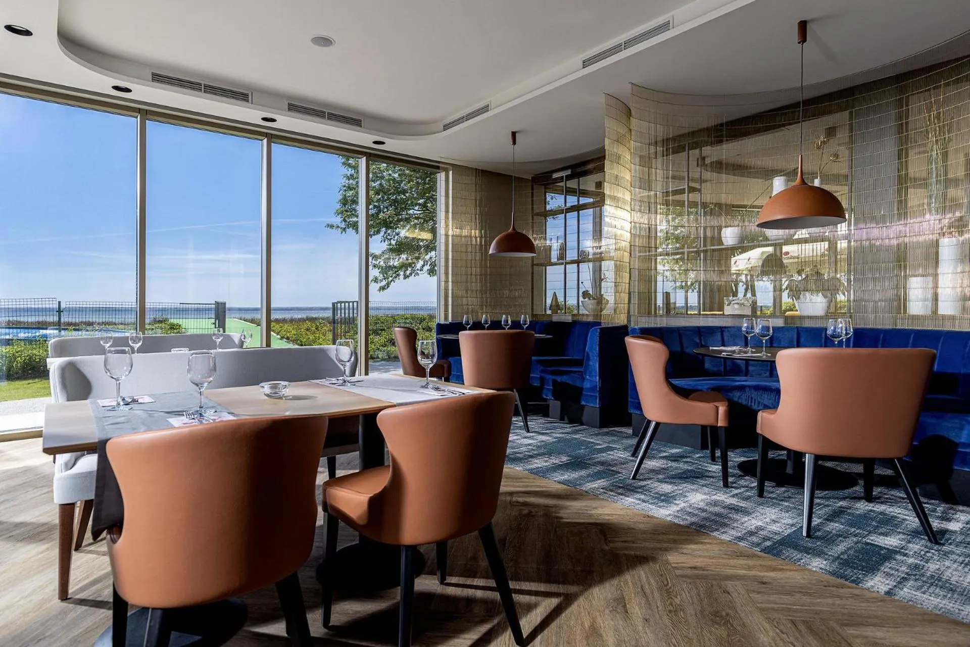 Restaurant/places to eat in Hotel Meridian