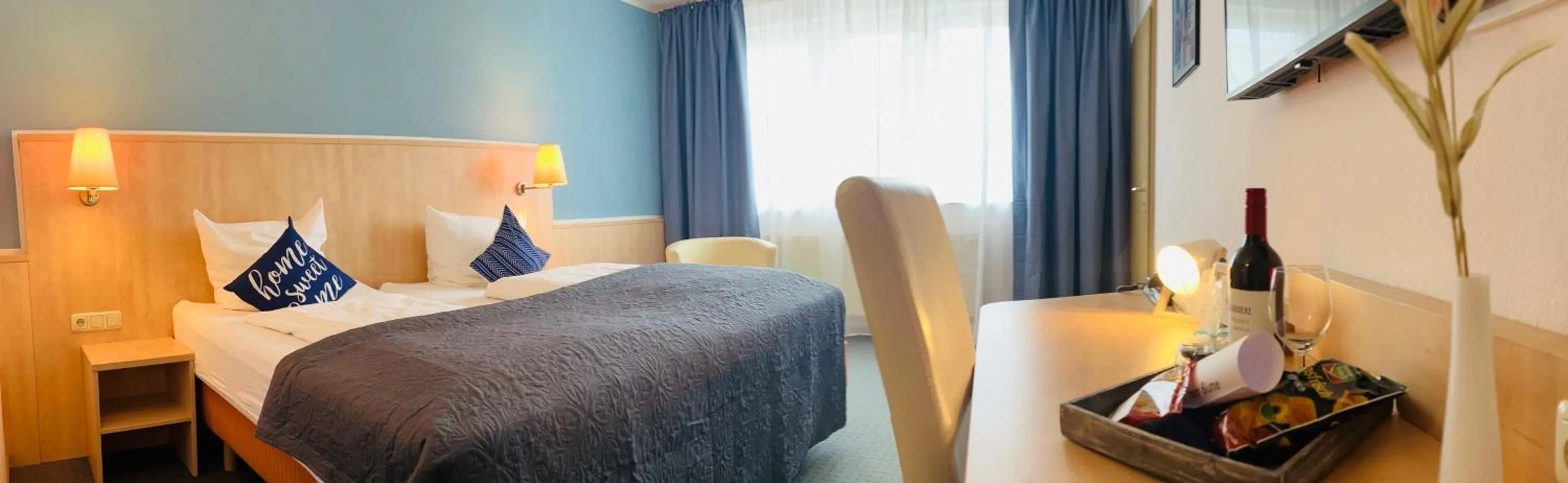 Photo of the whole room, Bed in Konferenzhotel Ysenburger Hof