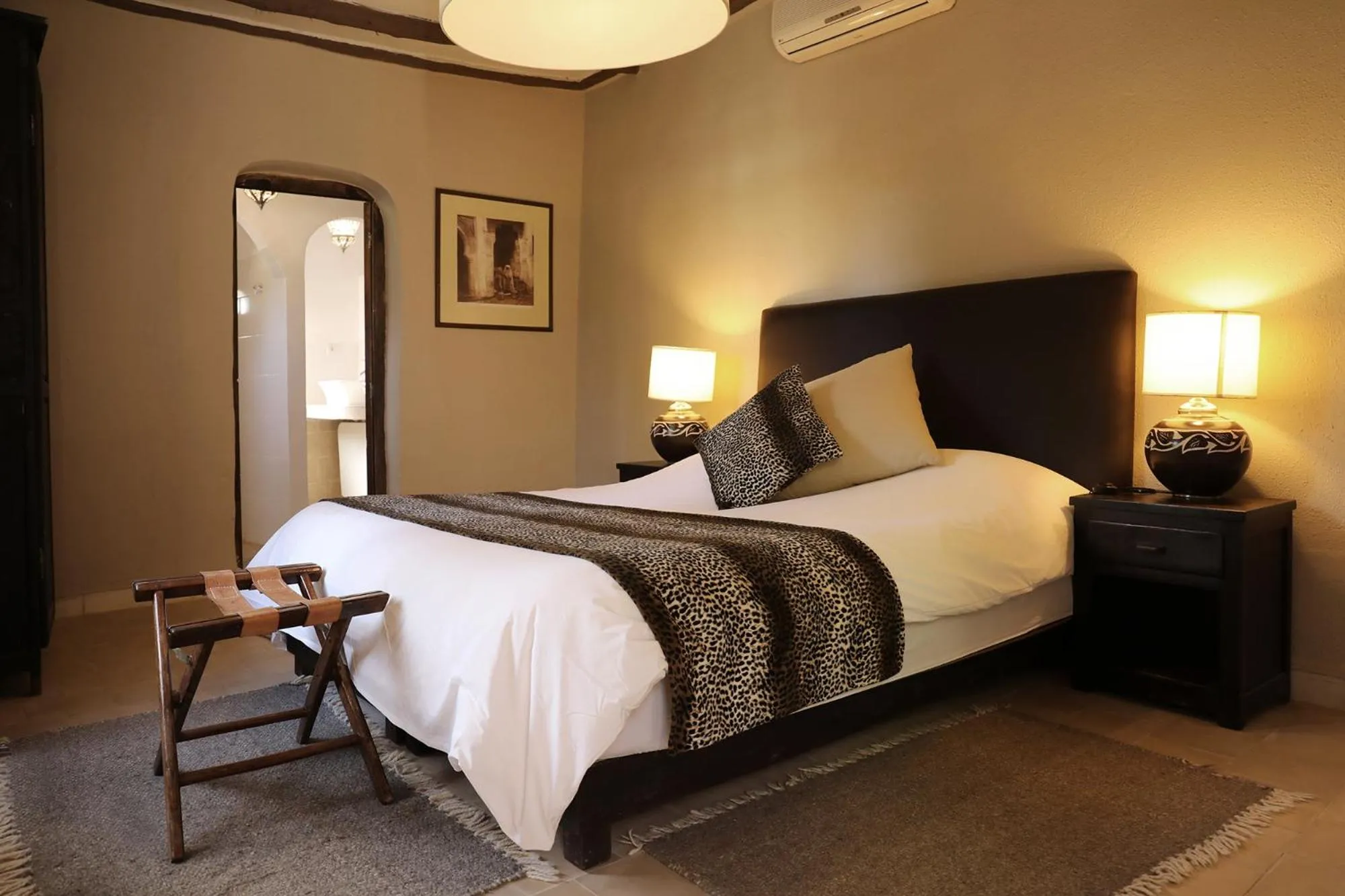 Bed in Le Petit Hôtel du Flouka