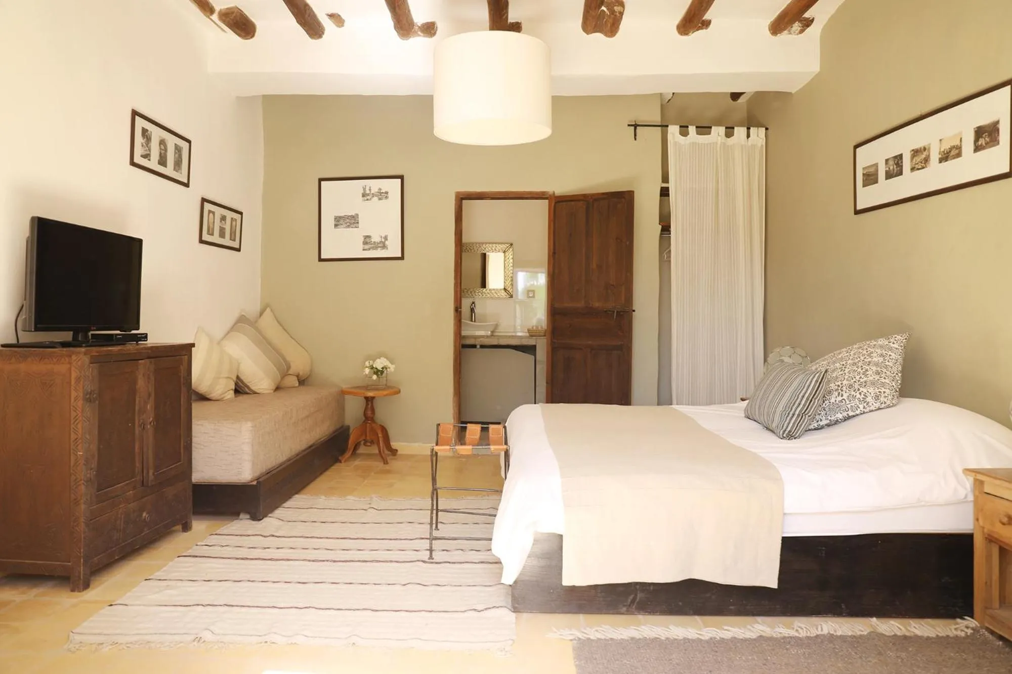 TV and multimedia, Bed in Le Petit Hôtel du Flouka