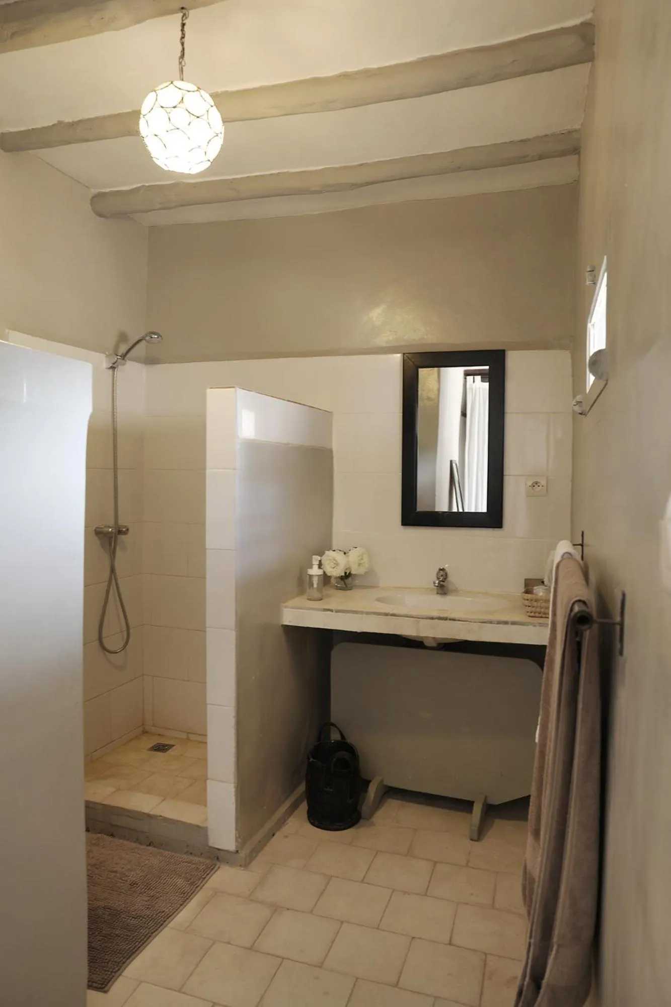 Shower in Le Petit Hôtel du Flouka