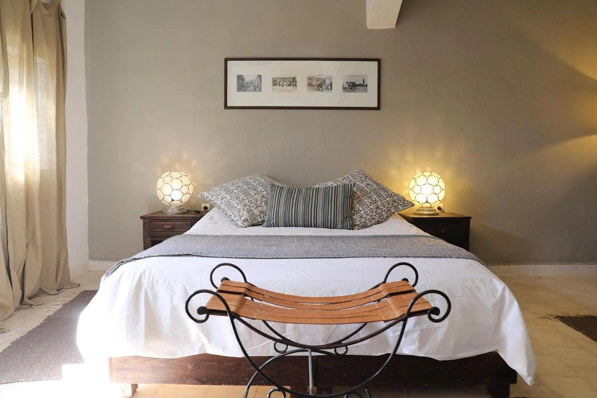 Bed in Le Petit Hôtel du Flouka