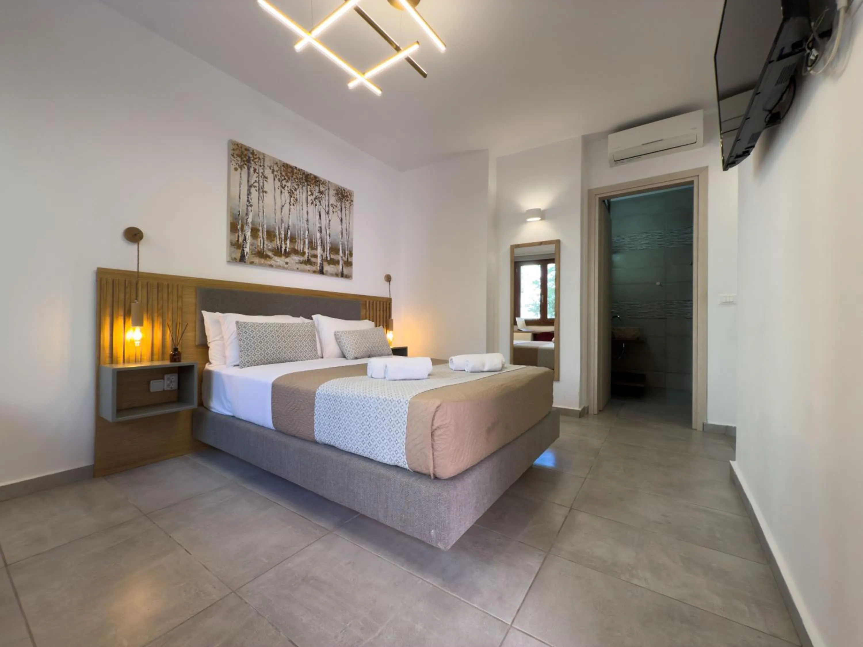 Photo of the whole room, Bed in Deluxe Hotel