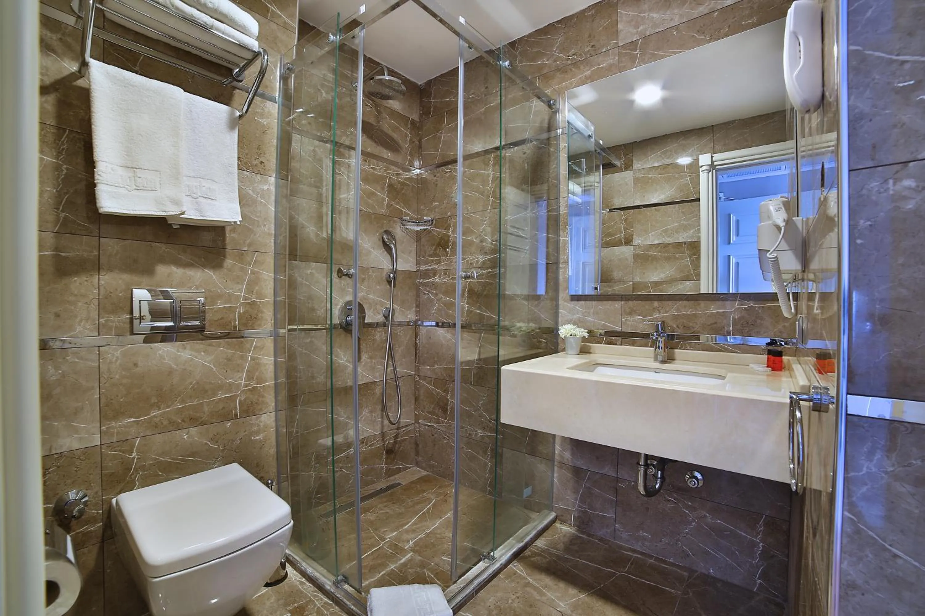 Shower in Beethoven Hotel & Suite