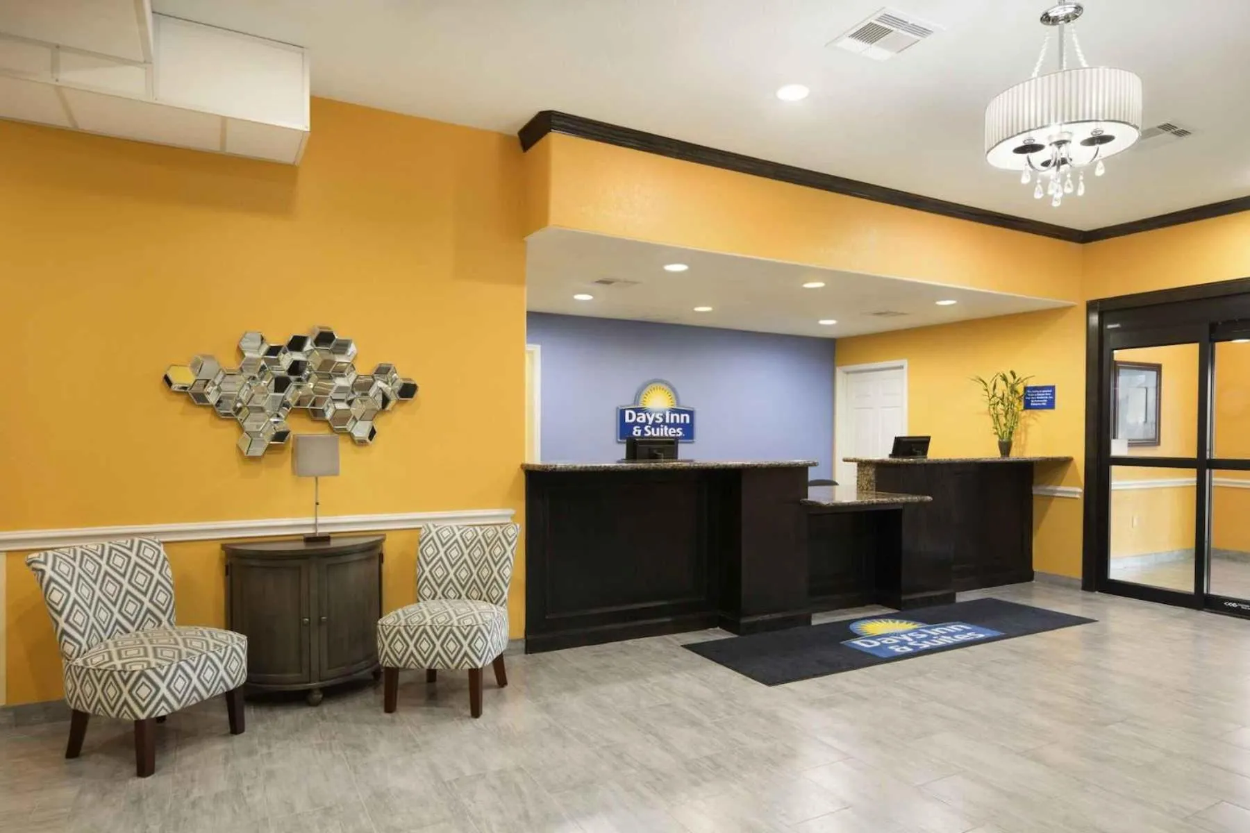 Lobby or reception in Days Inn & Suites by Wyndham Galveston West/Seawall