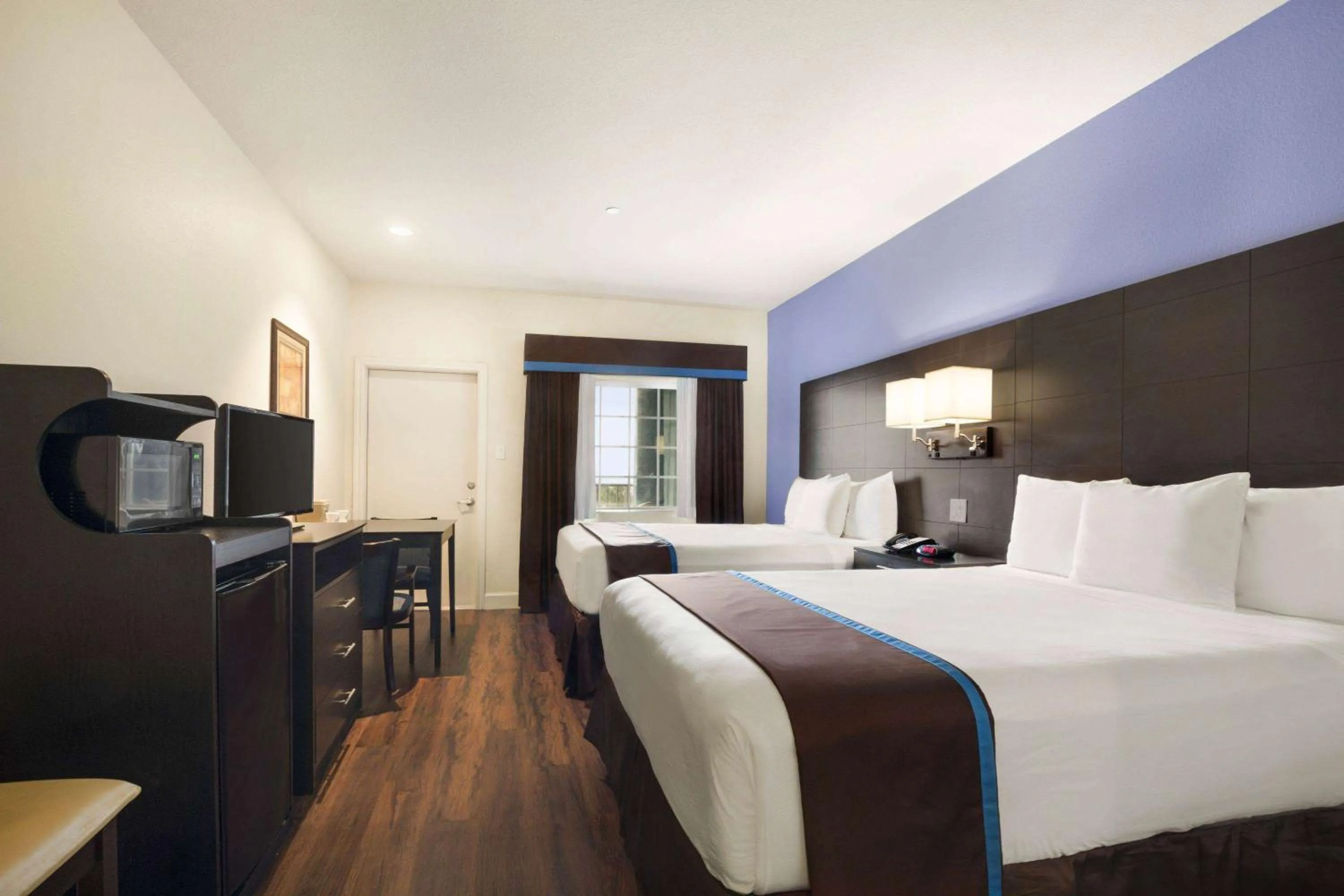 Bed in Days Inn & Suites by Wyndham Galveston West/Seawall