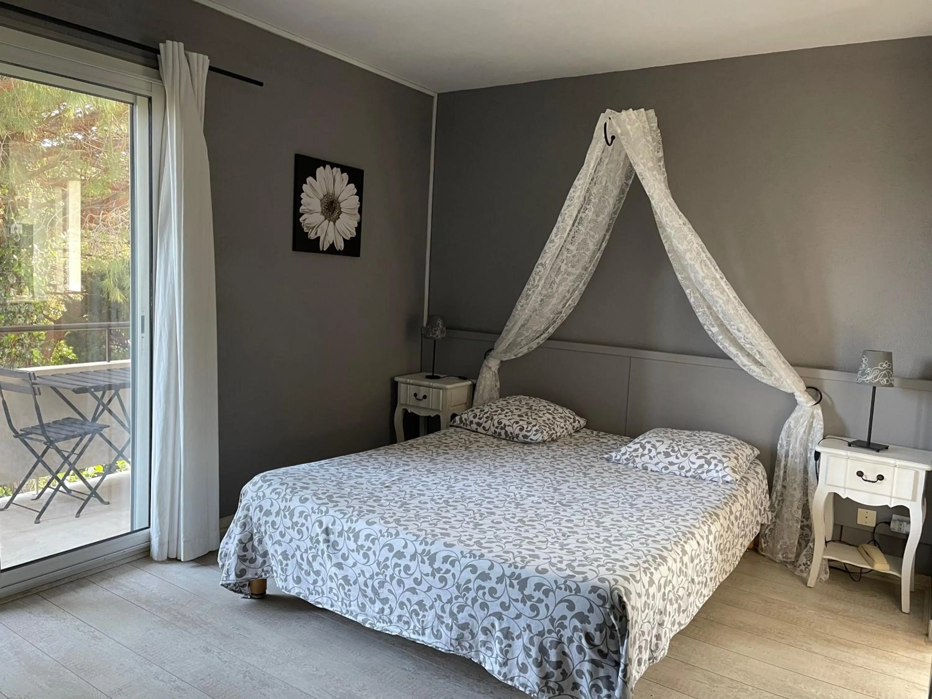 Photo of the whole room, Bed in Hotel L'Orangeraie