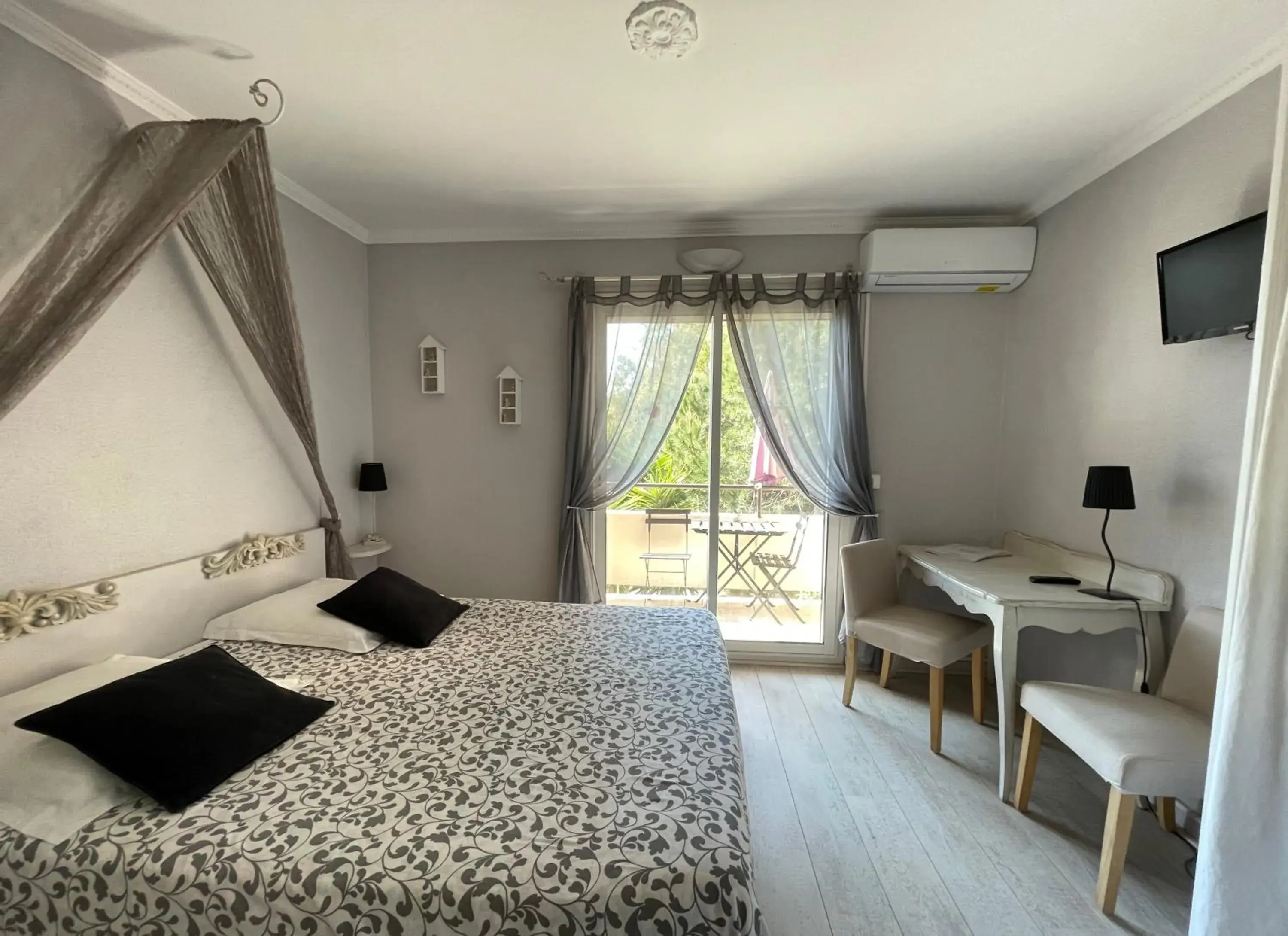 Comfort Double Room in Hotel L'Orangeraie Comfort Double Room in Hotel L'Orangeraie