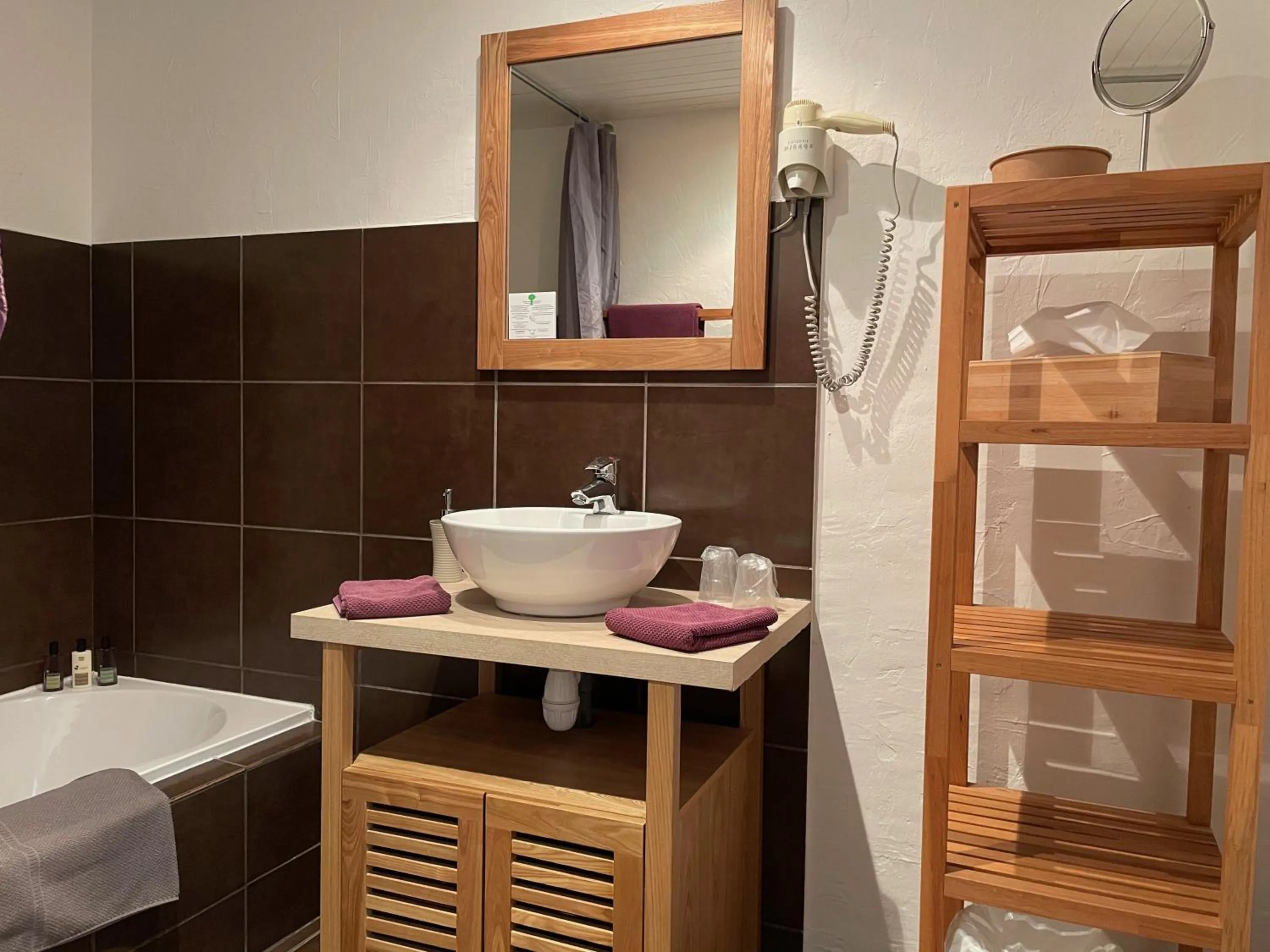 Bathroom in Hotel L'Orangeraie