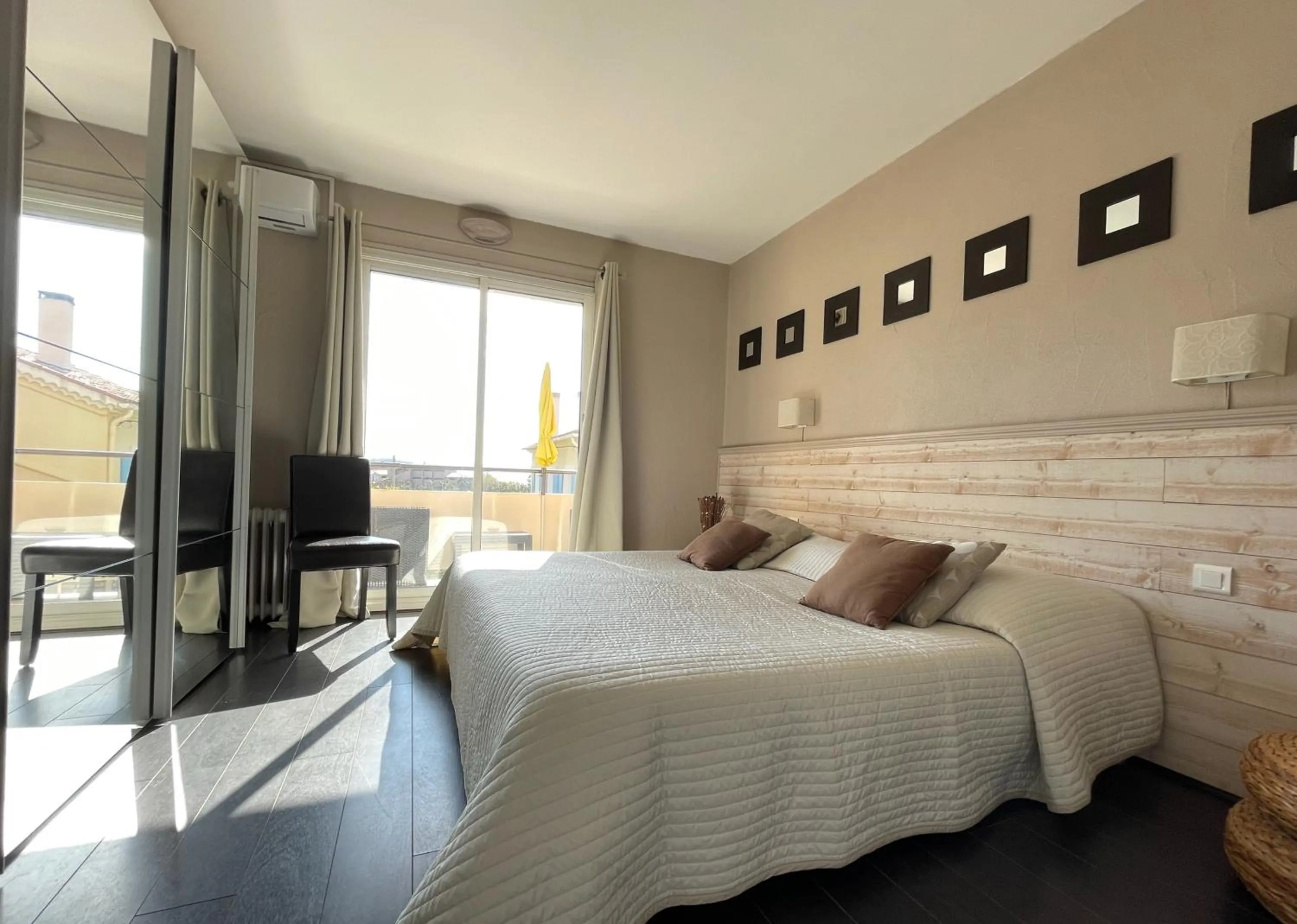 Photo of the whole room, Bed in Hotel L'Orangeraie