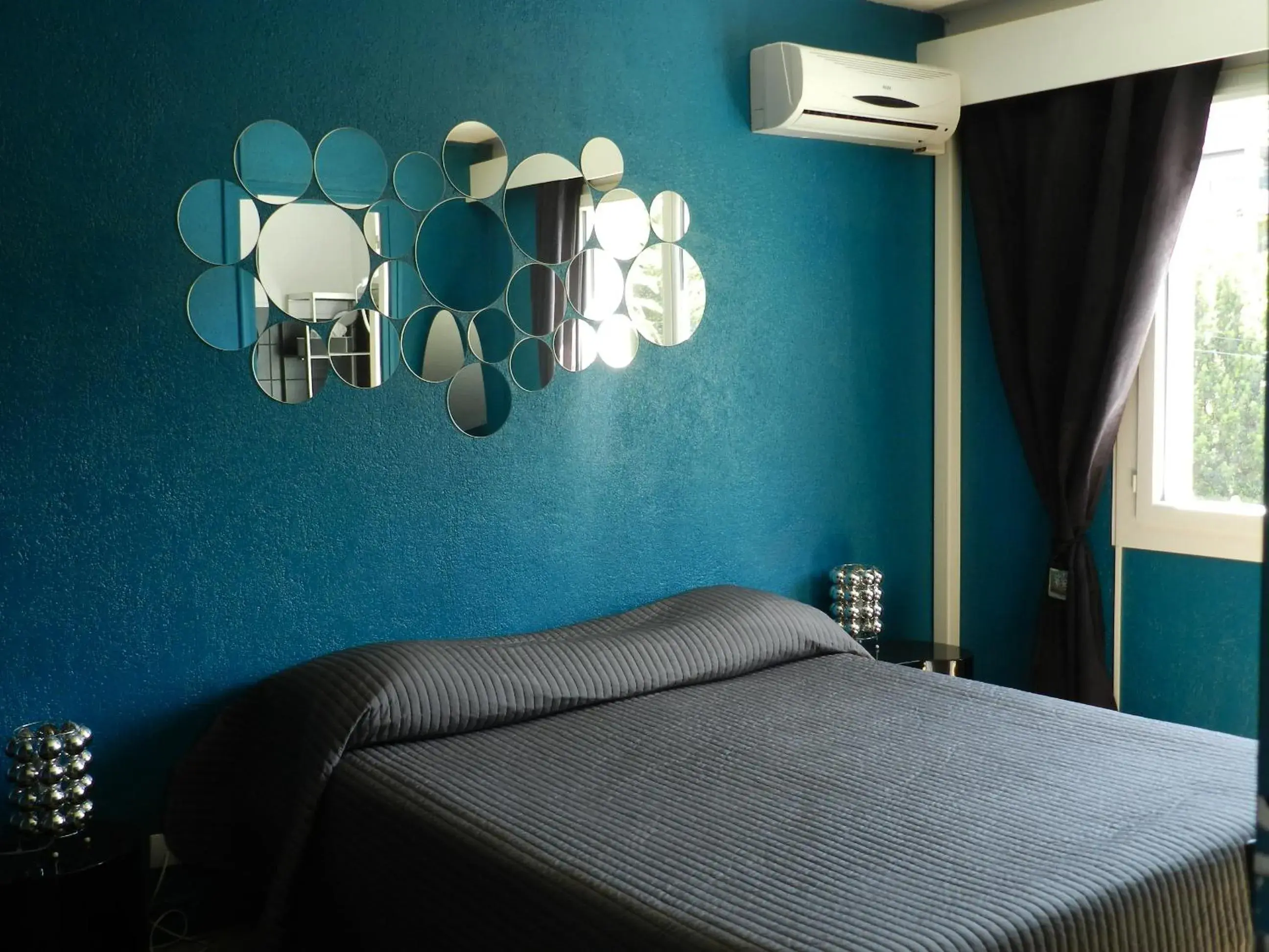 Budget Double Room with Street View in Hotel L'Orangeraie Budget Double Room with Street View in Hotel L'Orangeraie