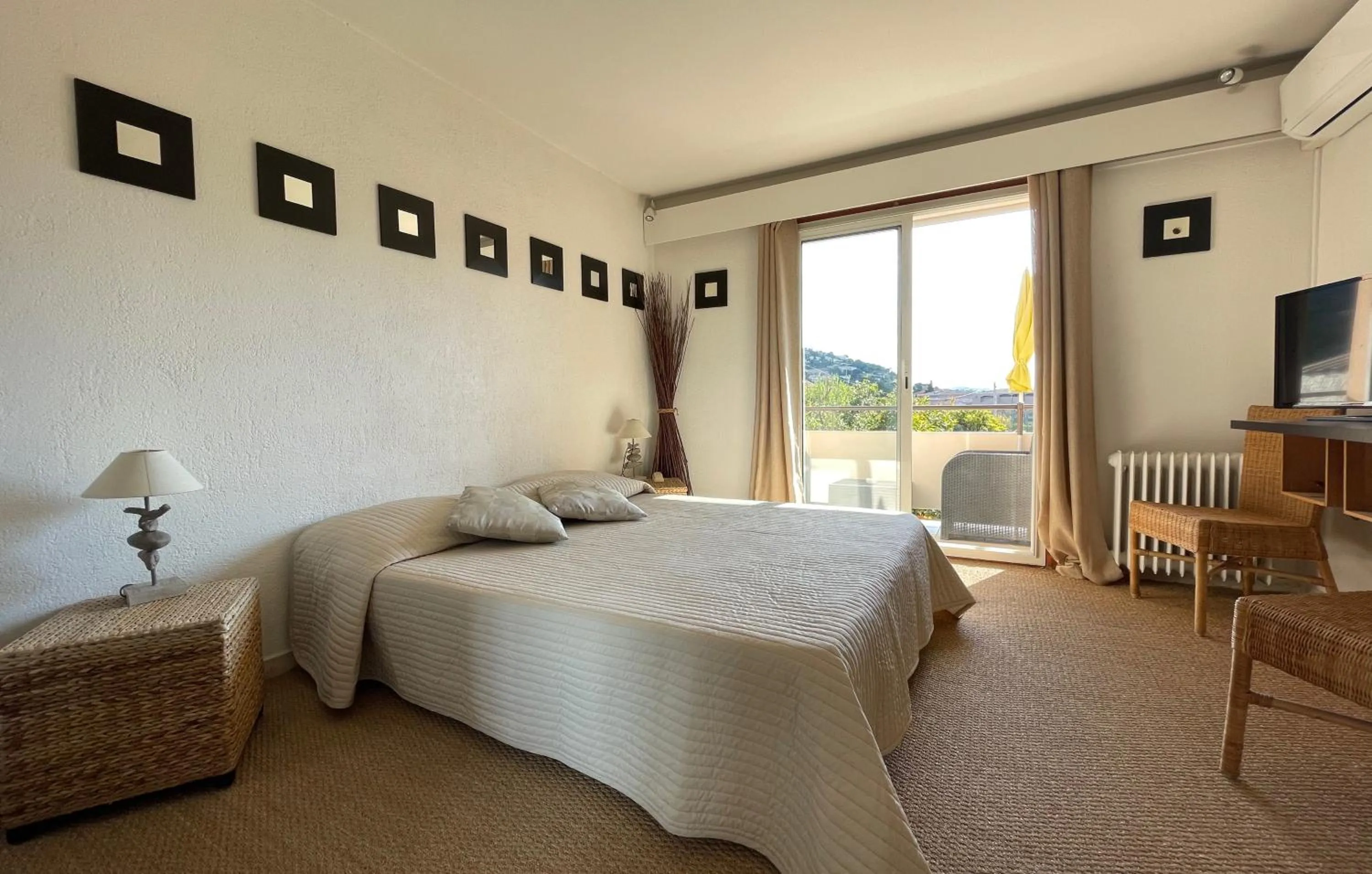 Photo of the whole room, Bed in Hotel L'Orangeraie