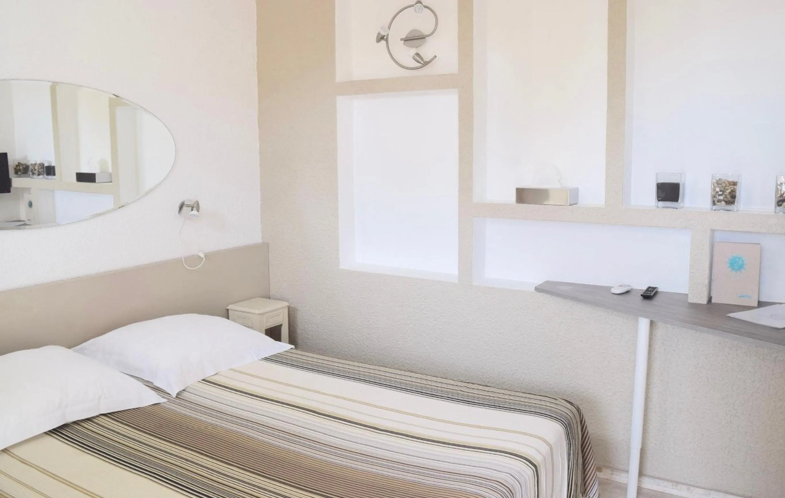 Photo of the whole room, Bed in Hotel L'Orangeraie