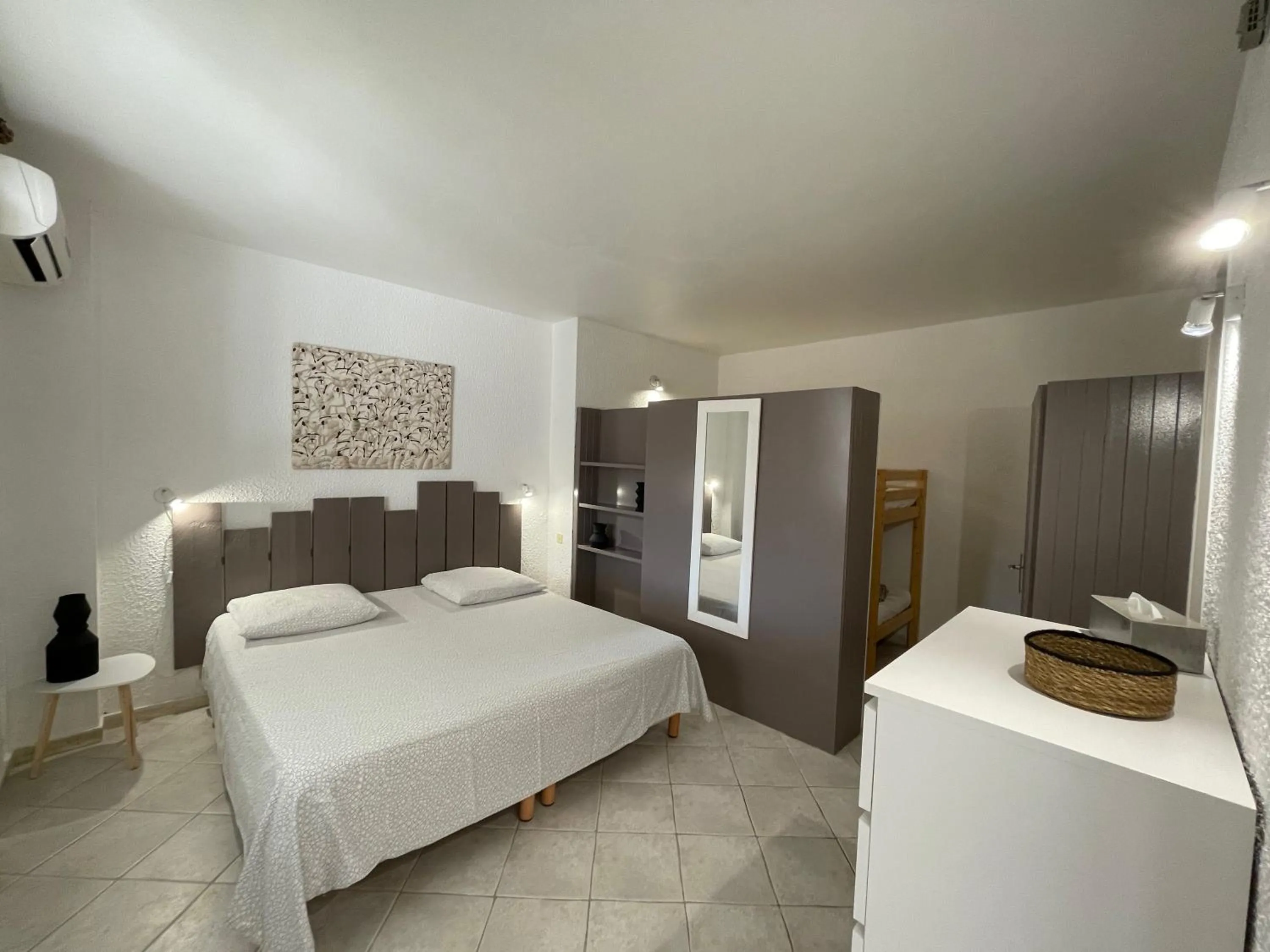 Photo of the whole room, Bed in Hotel L'Orangeraie