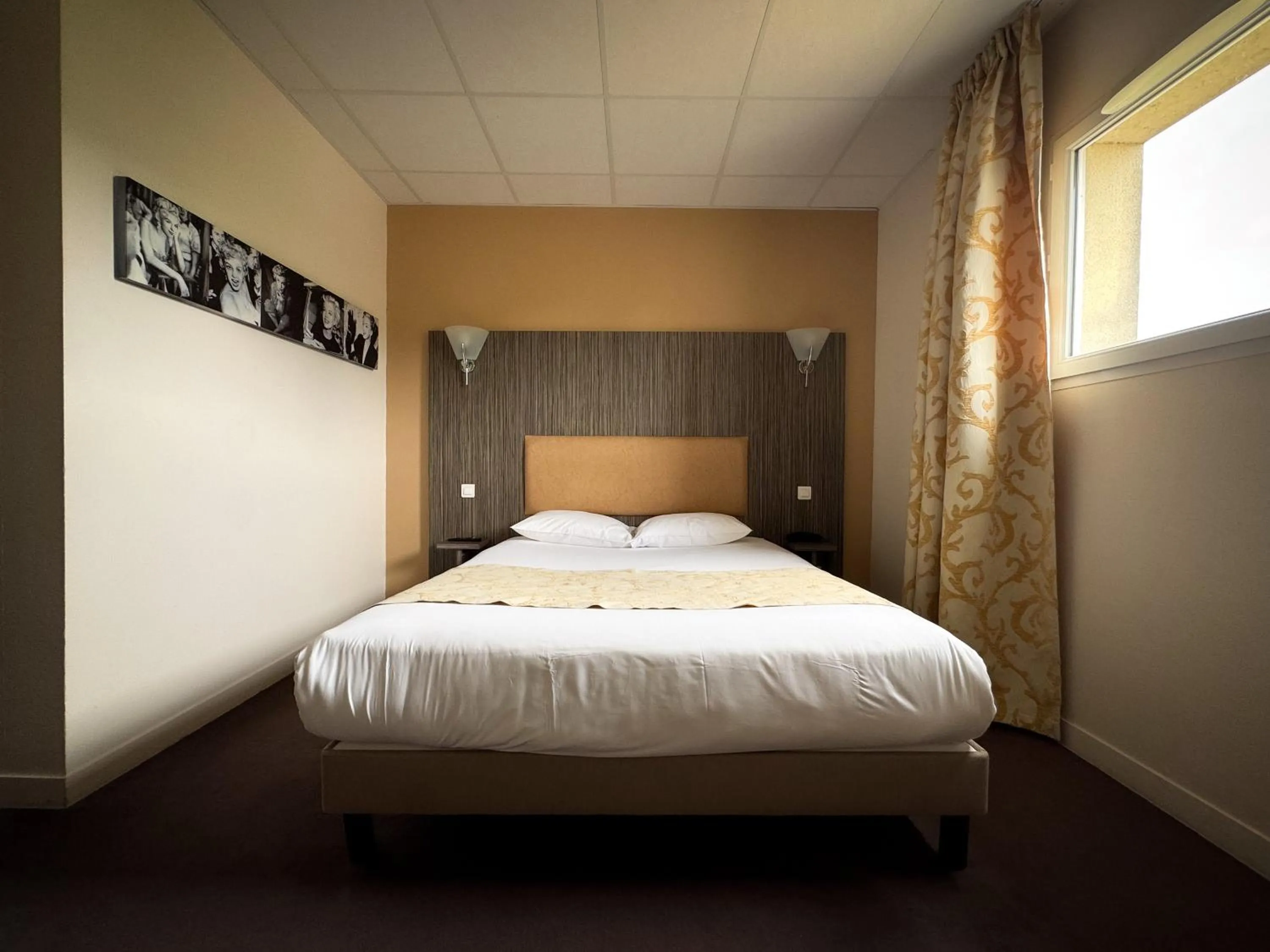 Photo of the whole room, Bed in BRIT HOTEL CONFORT ALEXIA - La Souterraine