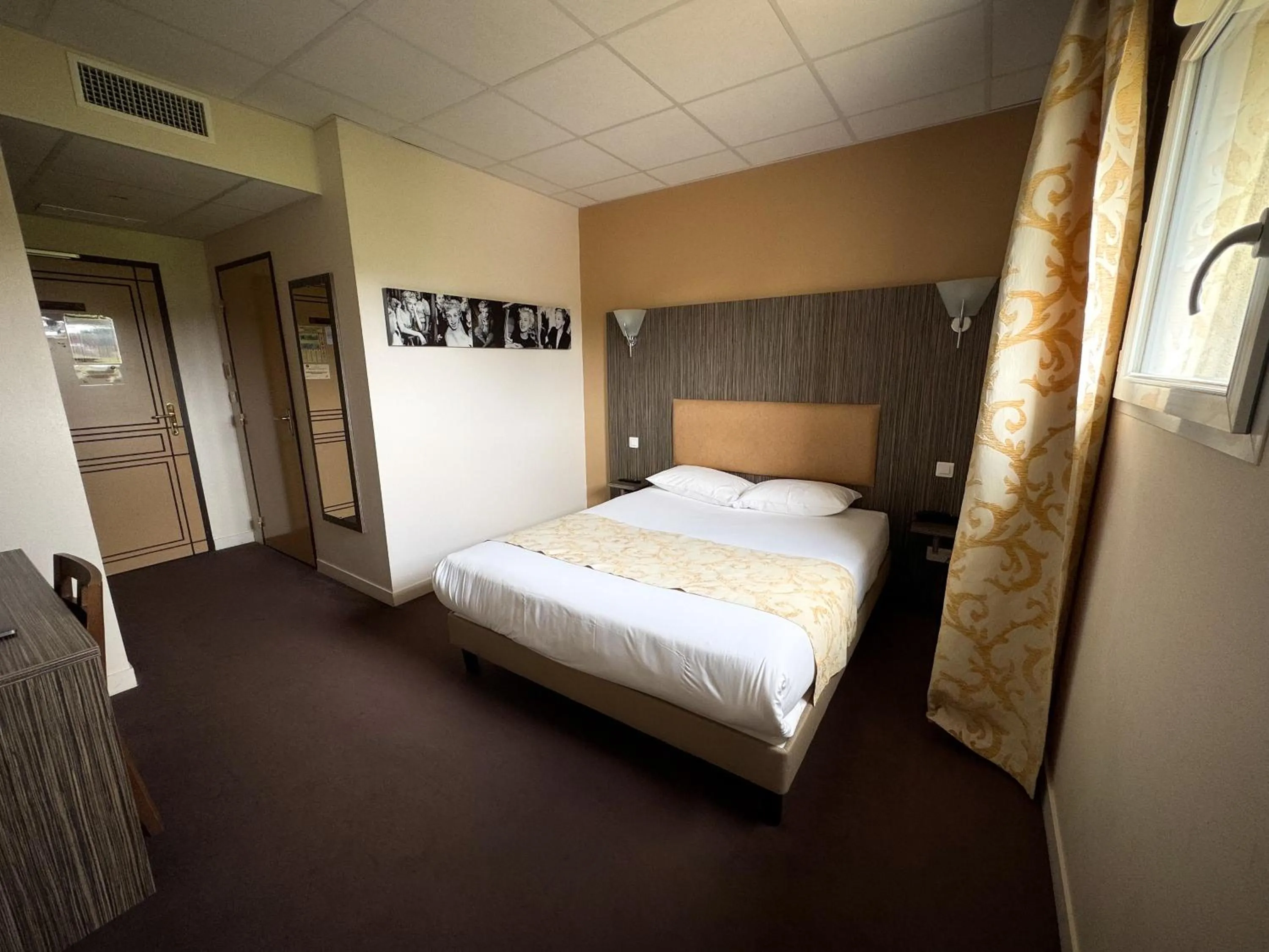 Photo of the whole room, Bed in BRIT HOTEL CONFORT ALEXIA - La Souterraine