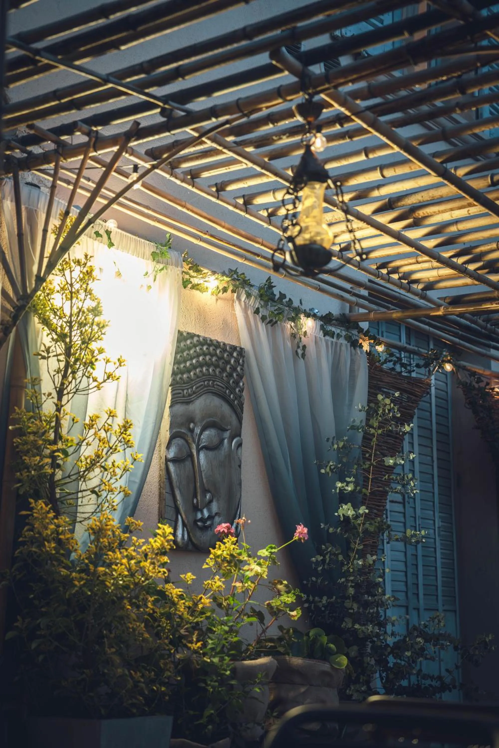 Patio in Logis Hôtel Vuillot