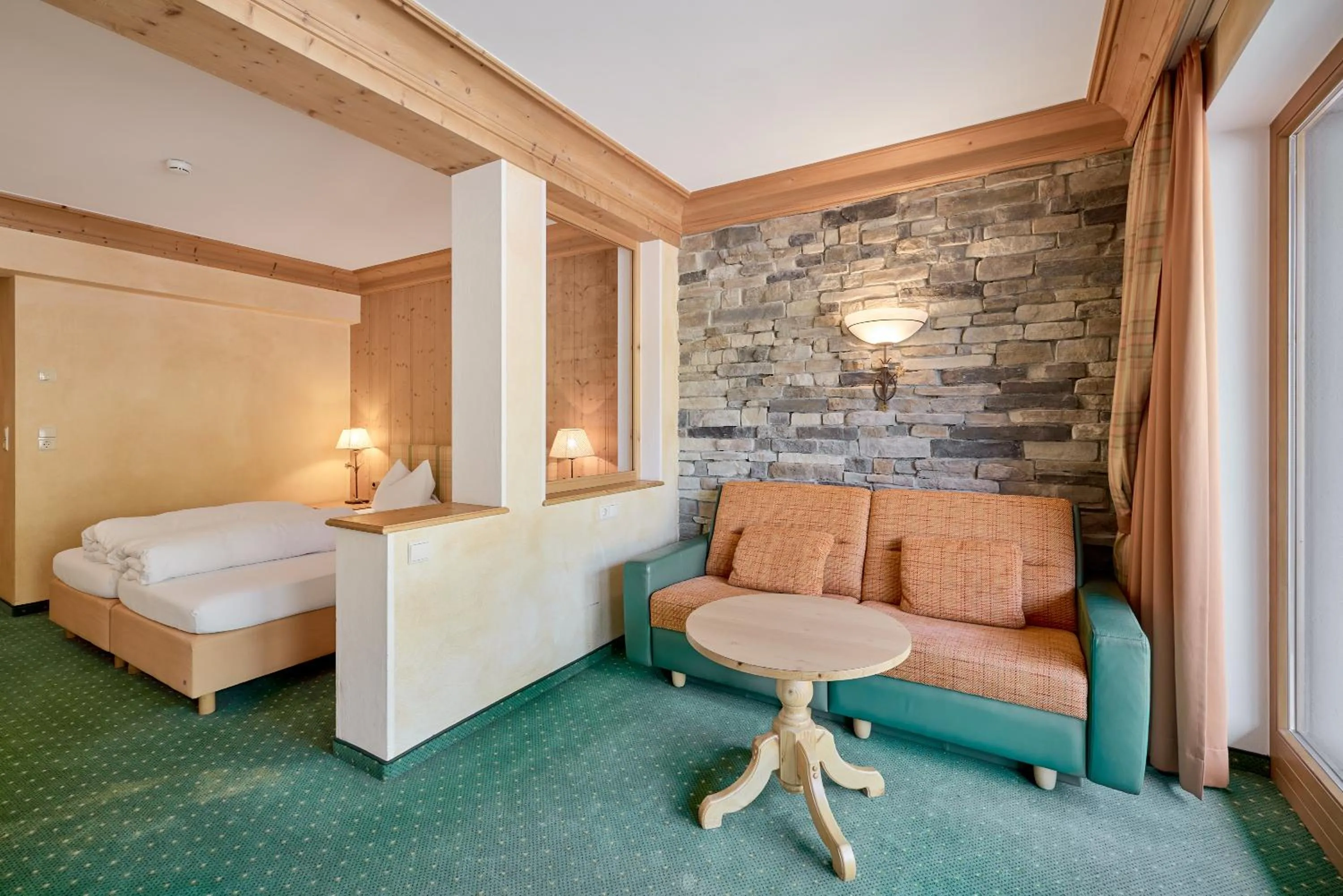 Photo of the whole room, Bed in Riders In