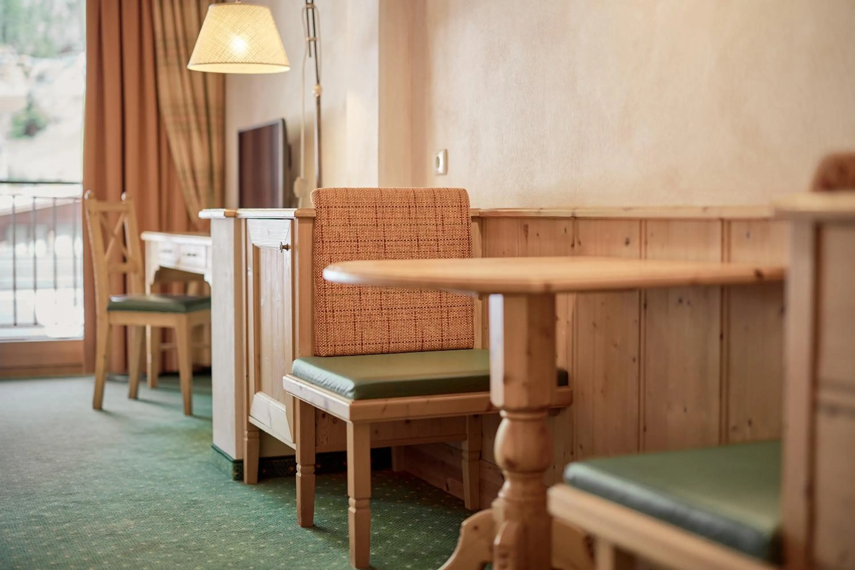 Photo of the whole room in Riders In