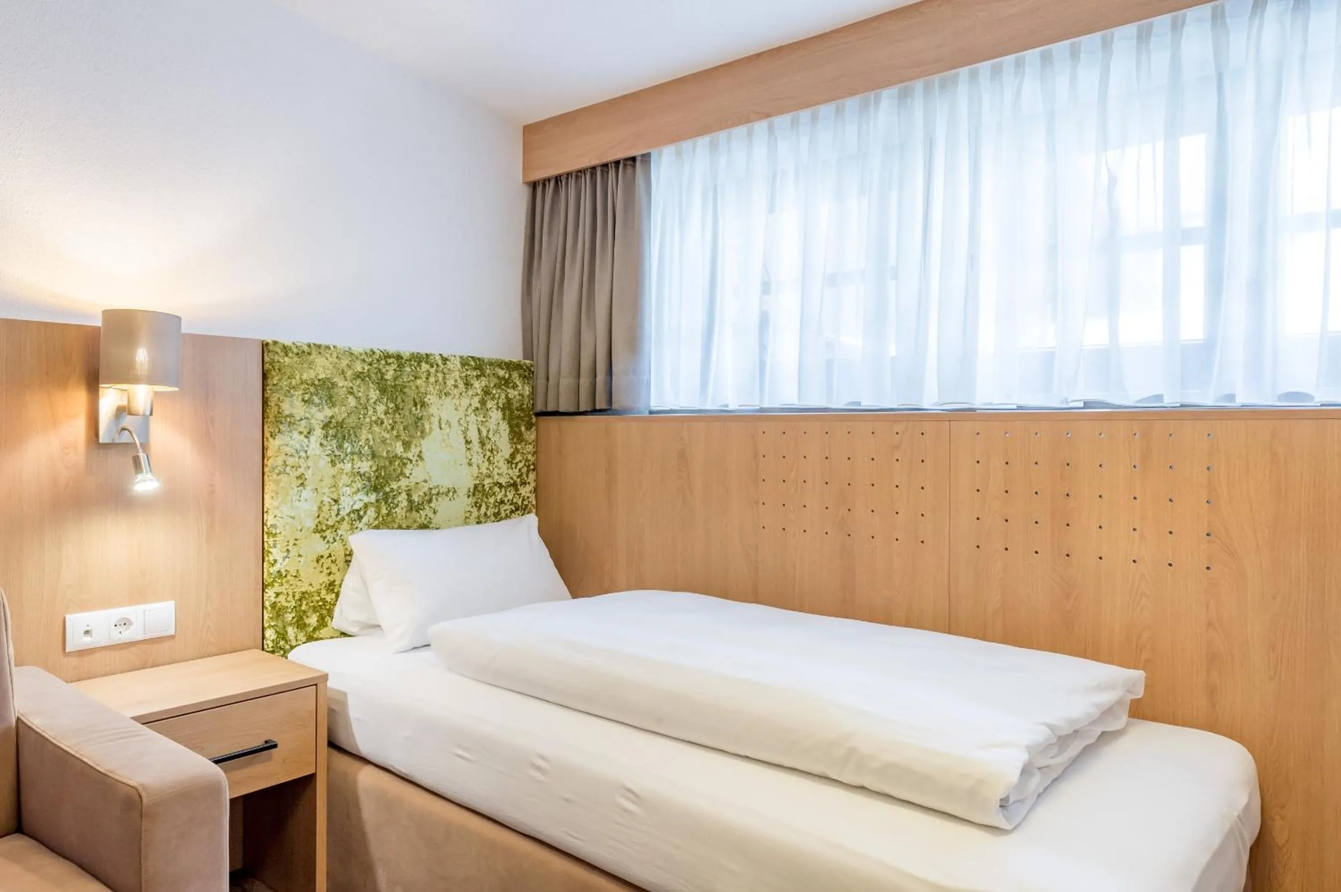 Photo of the whole room, Bed in Riders In