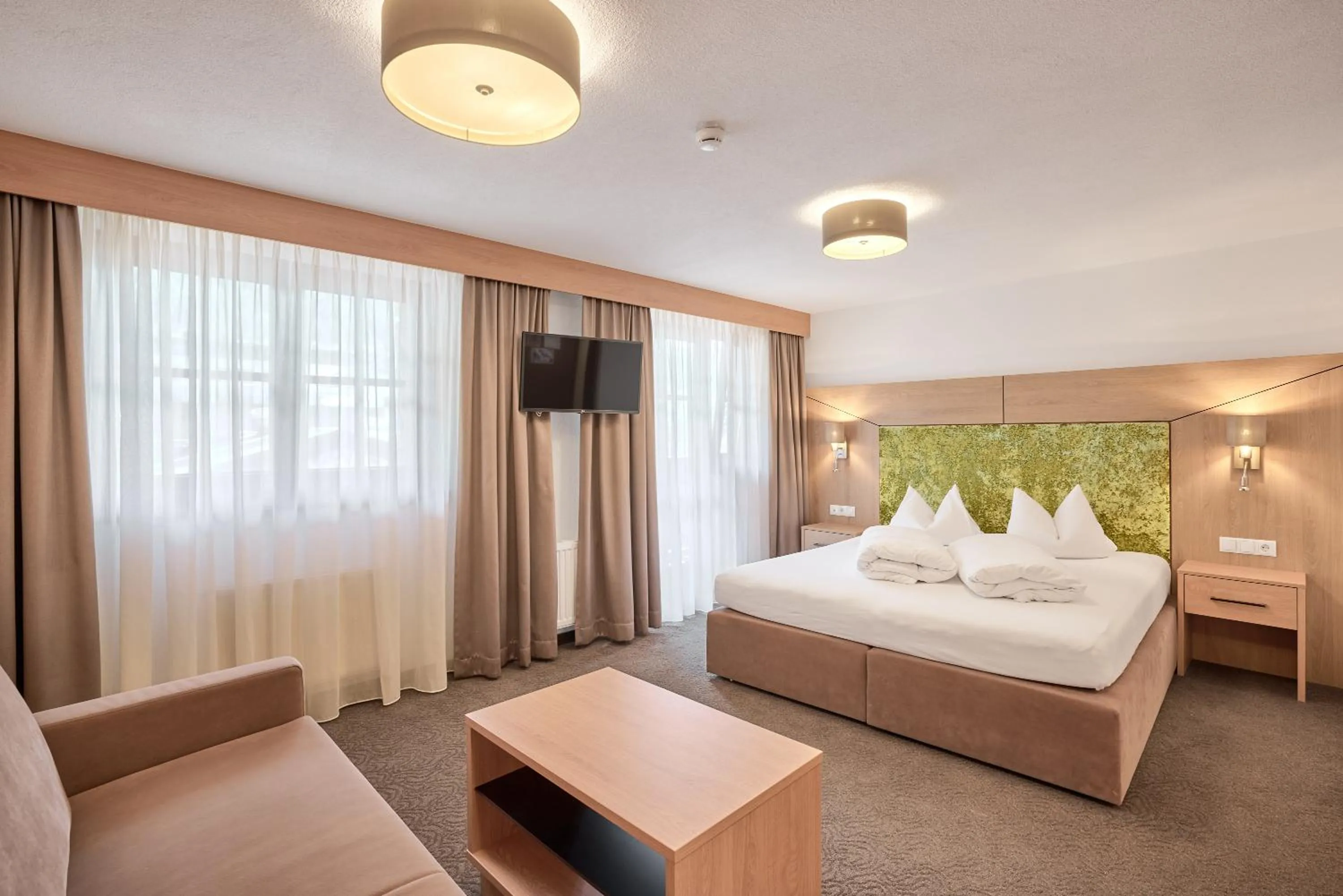 Photo of the whole room, Bed in Riders In