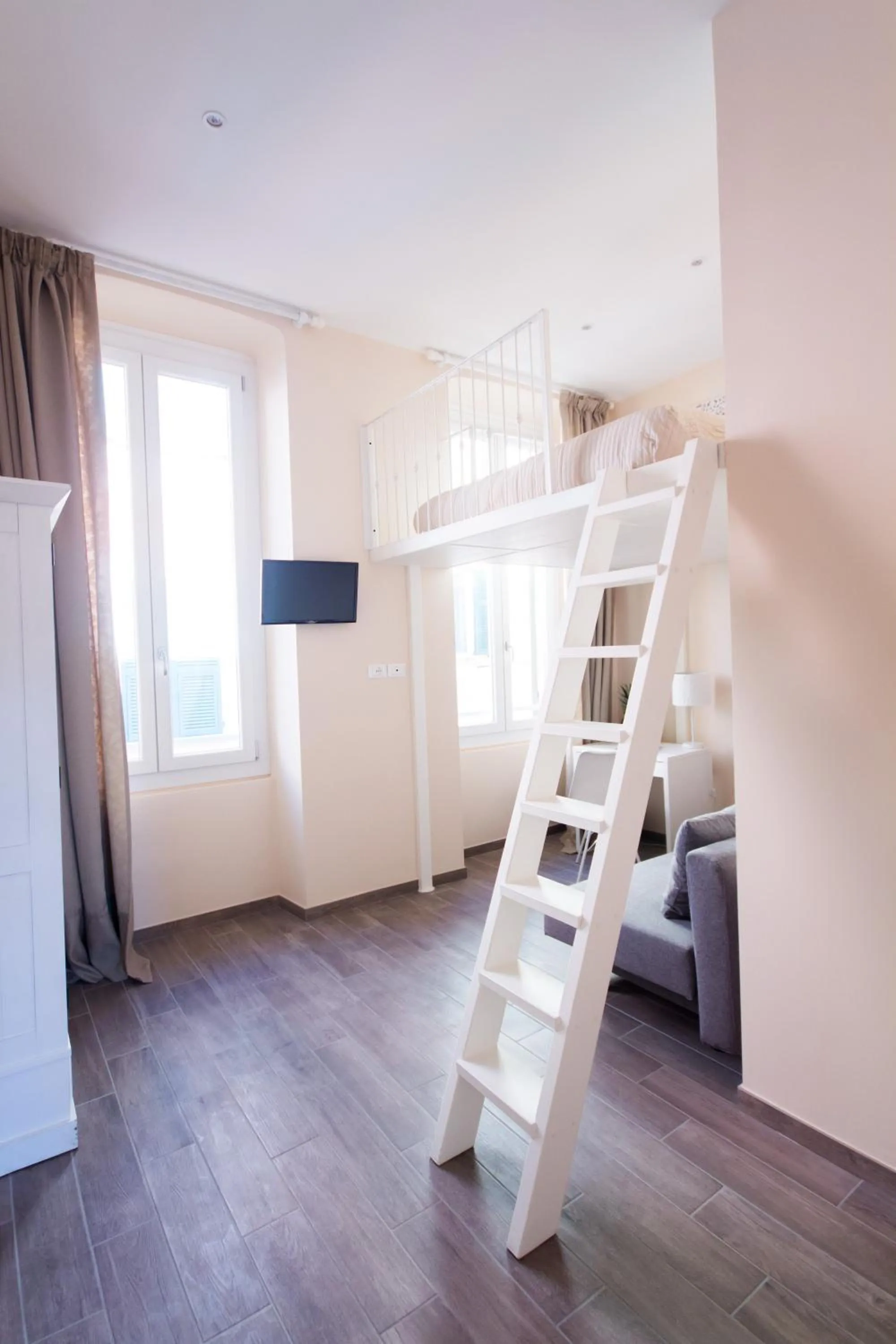 Photo of the whole room, Bed in Emily Rooms