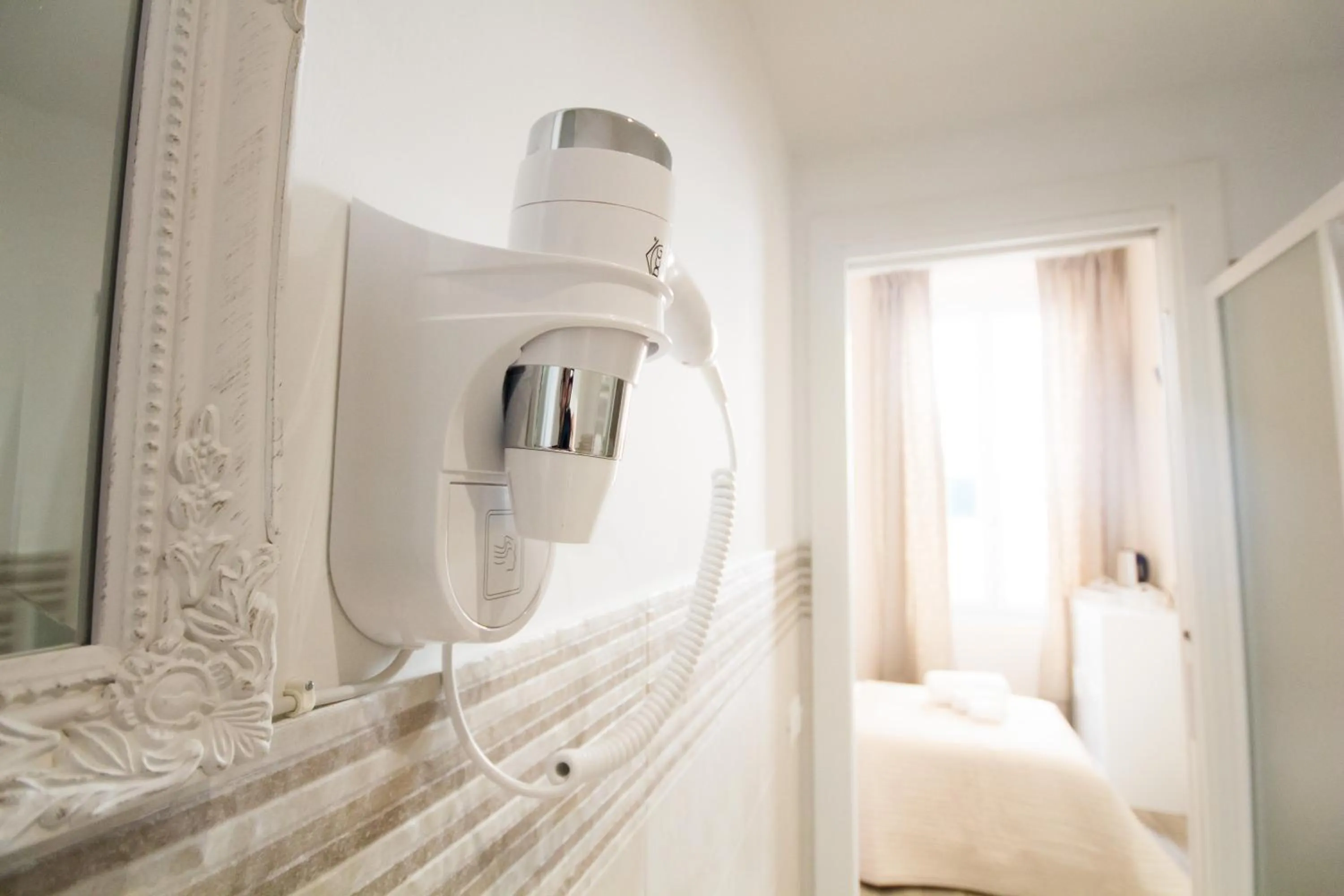 Bathroom, Bed in Emily Rooms