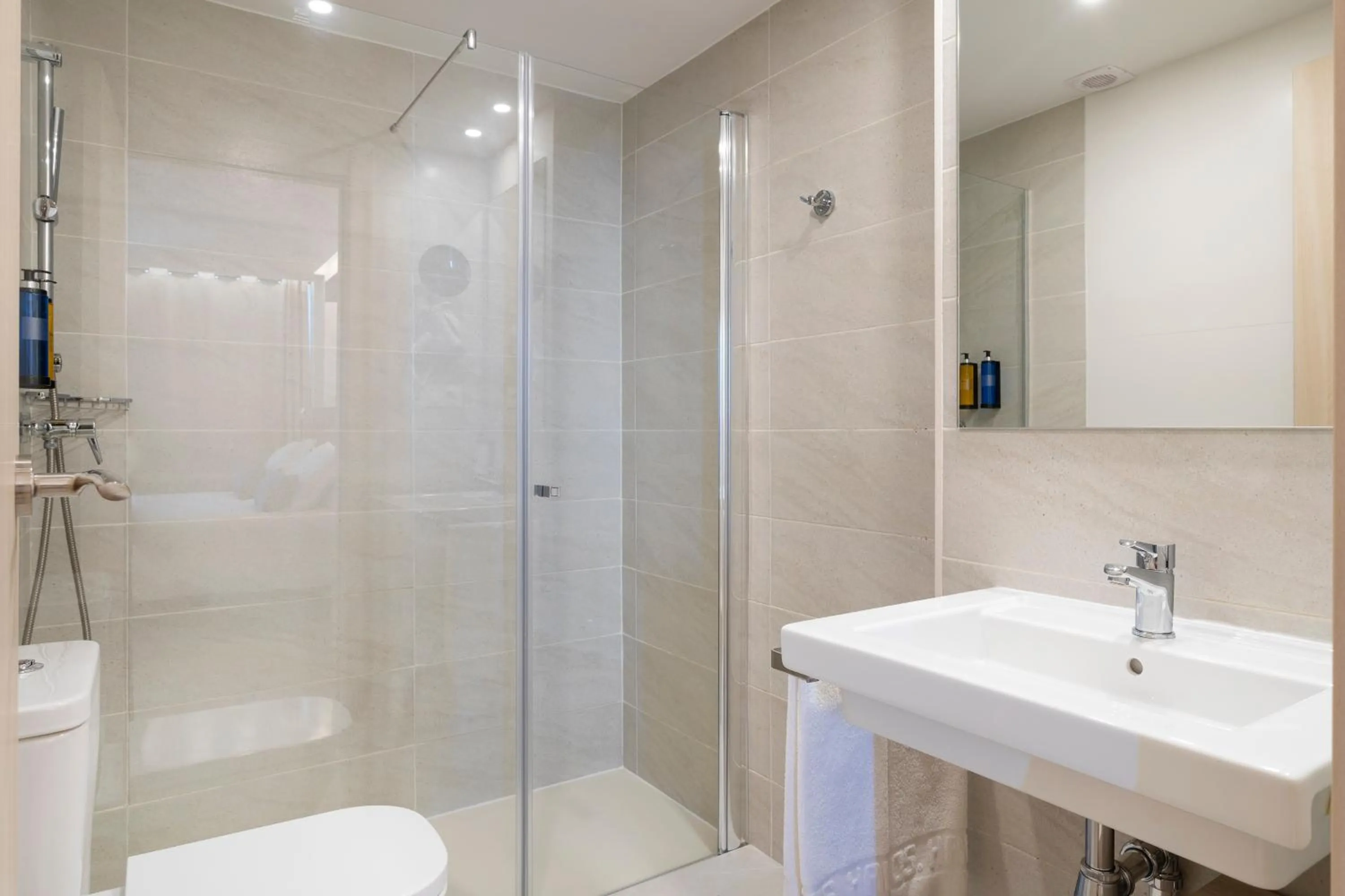 Shower in Halley Hotel & Apartments Affiliated by Meliá