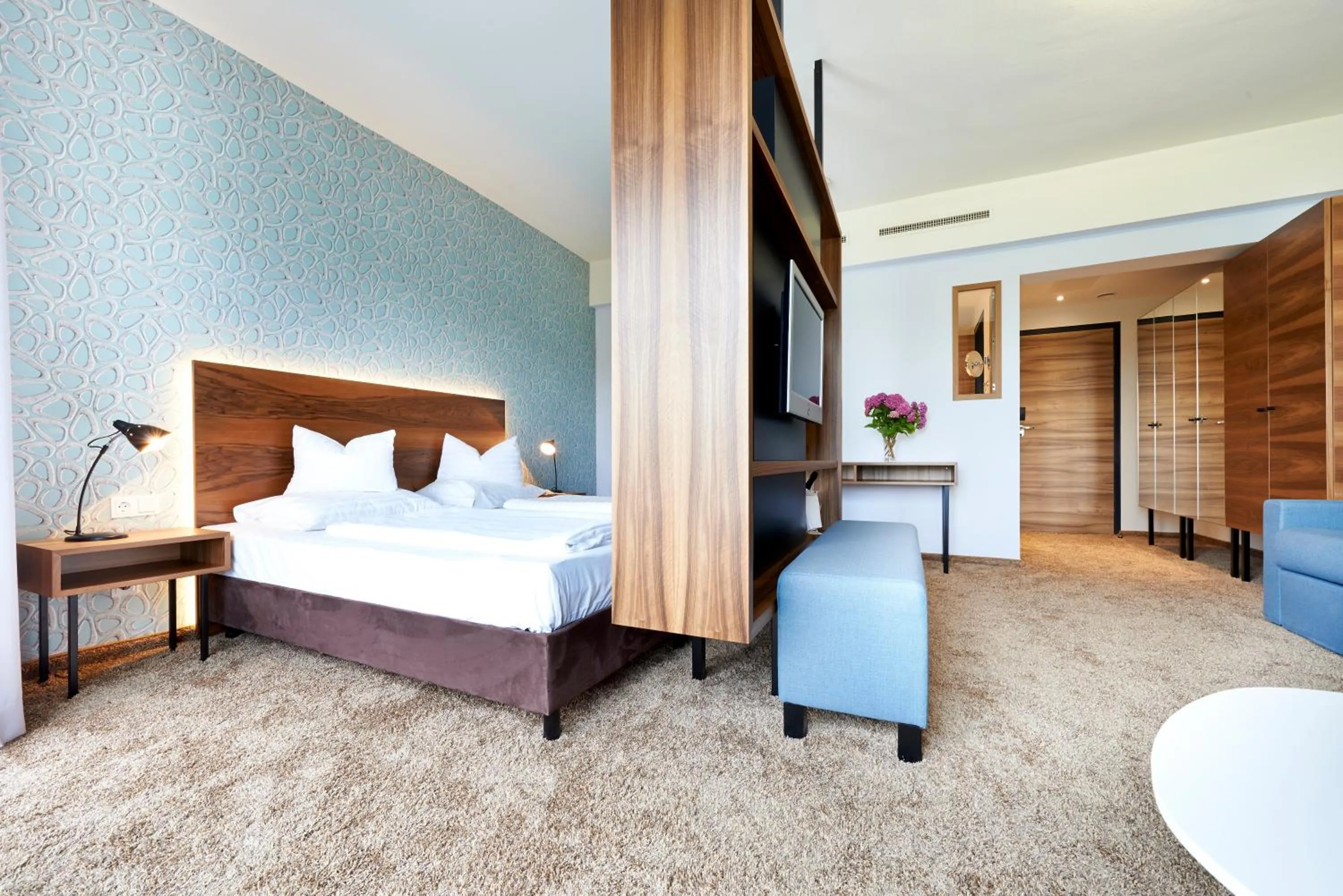 Living room, Bed in Parkhotel Pörtschach - Das Hotelresort mit Insellage am Wörthersee