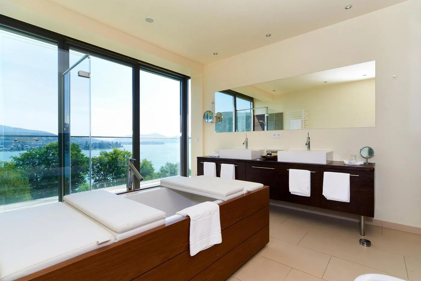 Bathroom, Bed in Parkhotel Pörtschach - Das Hotelresort mit Insellage am Wörthersee