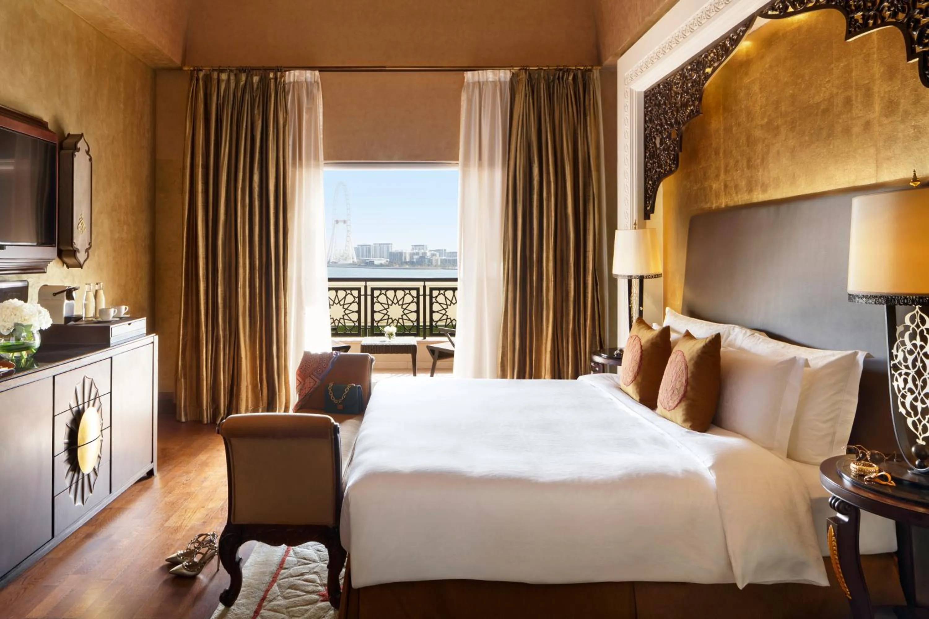 Bed in Jumeirah Zabeel Saray Dubai