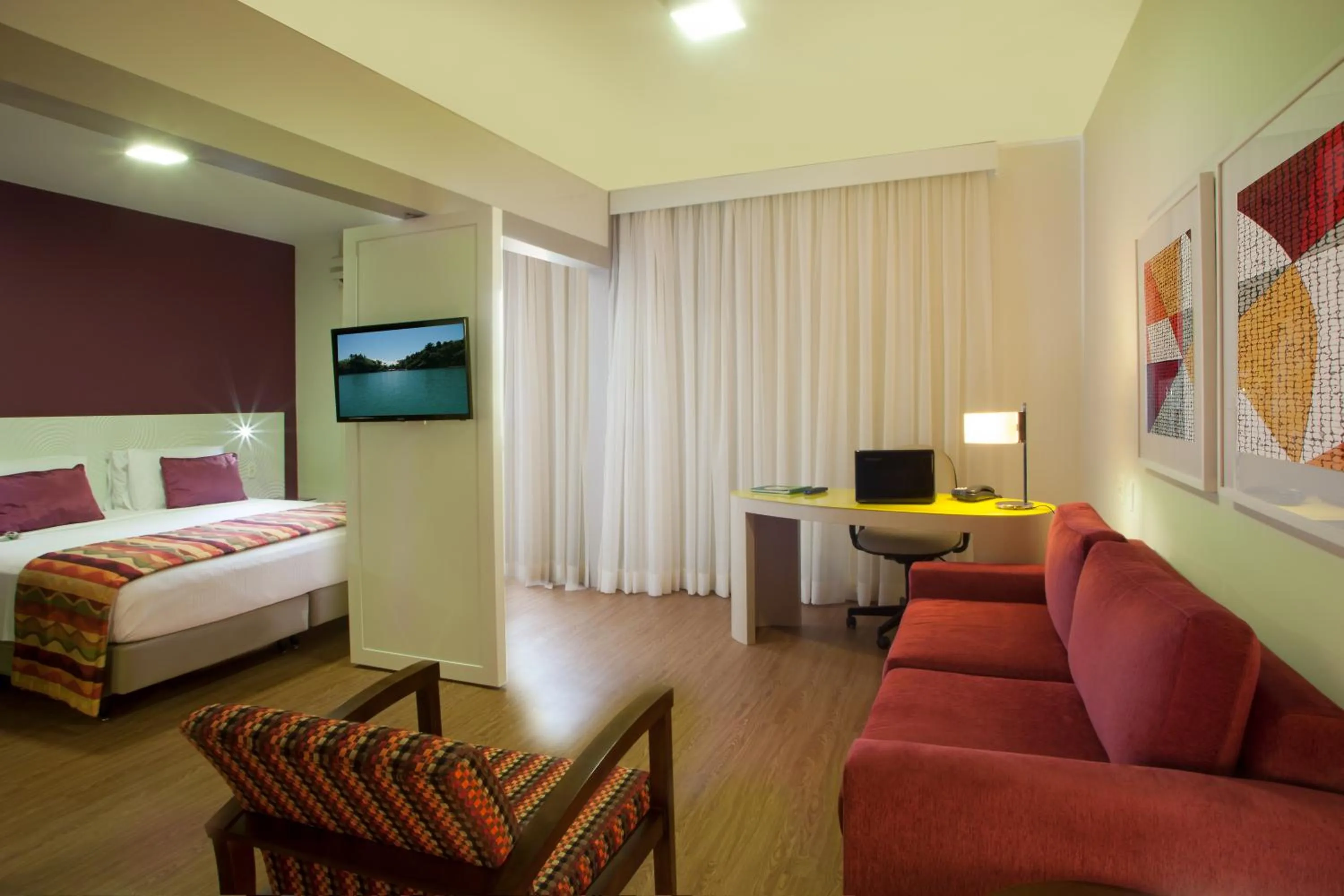 Photo of the whole room, Bed in Quality Suites Alphaville