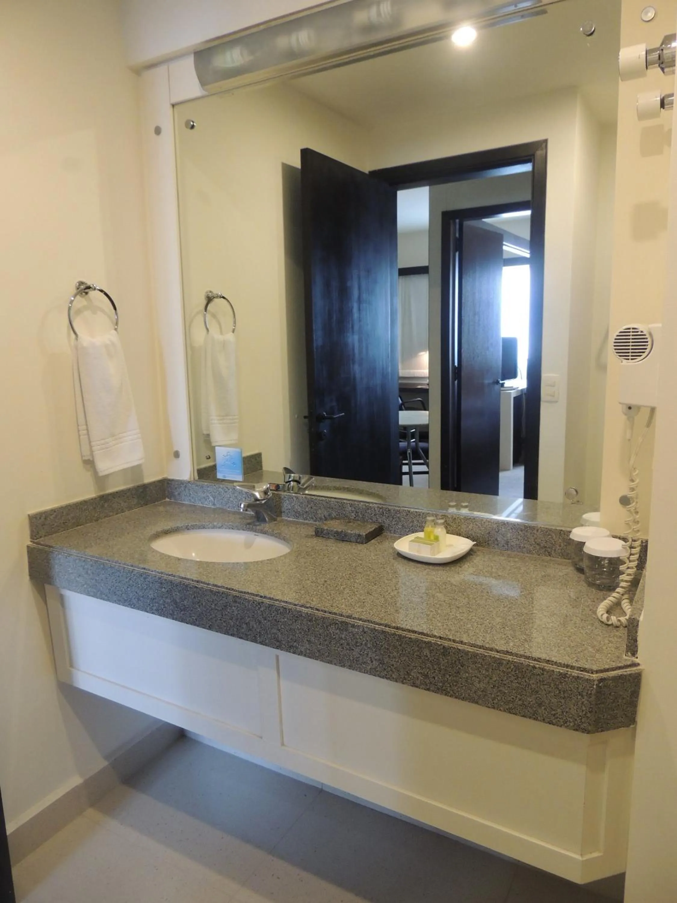 Bathroom in Quality Suites Alphaville