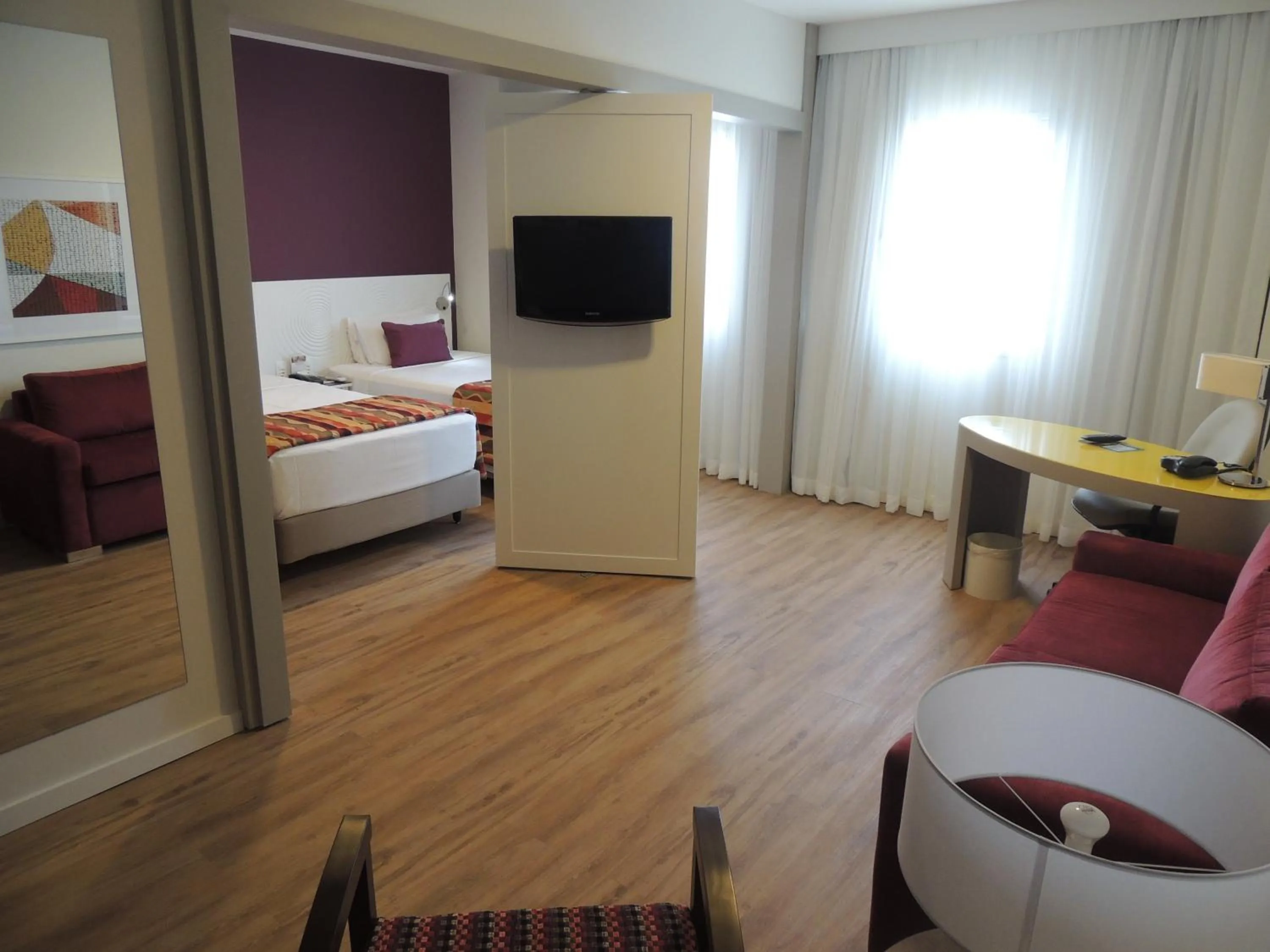 Living room, Bed in Quality Suites Alphaville