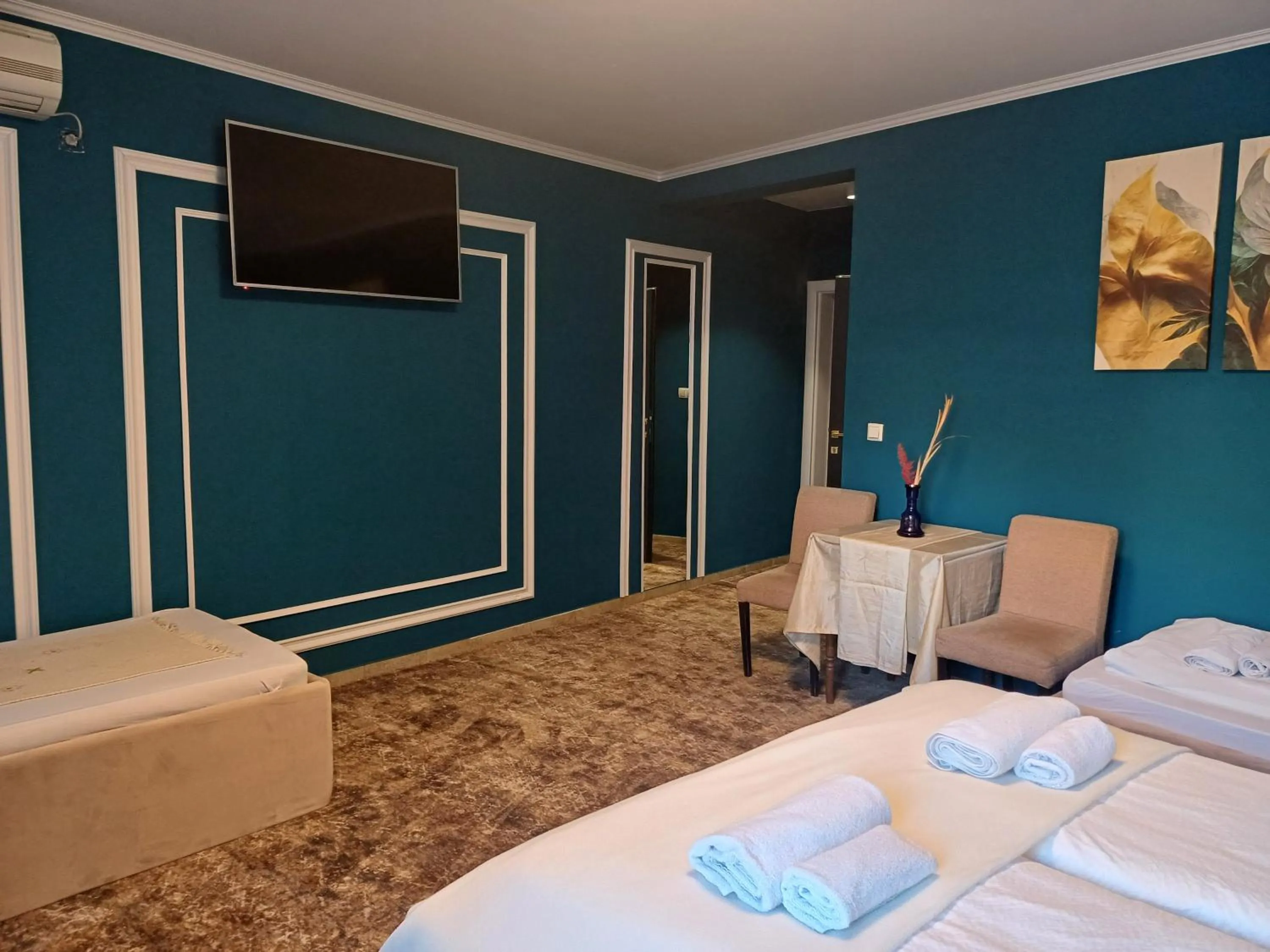 TV and multimedia, Bed in Villa Anri