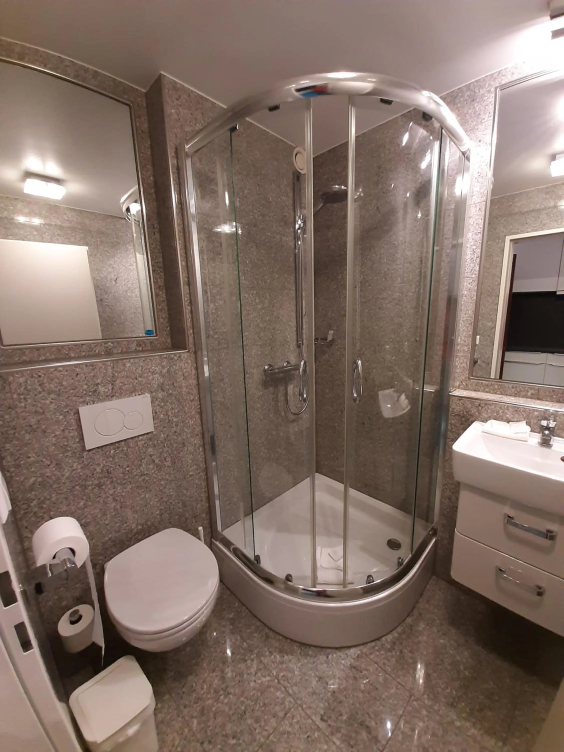 Shower in Domus Hotel