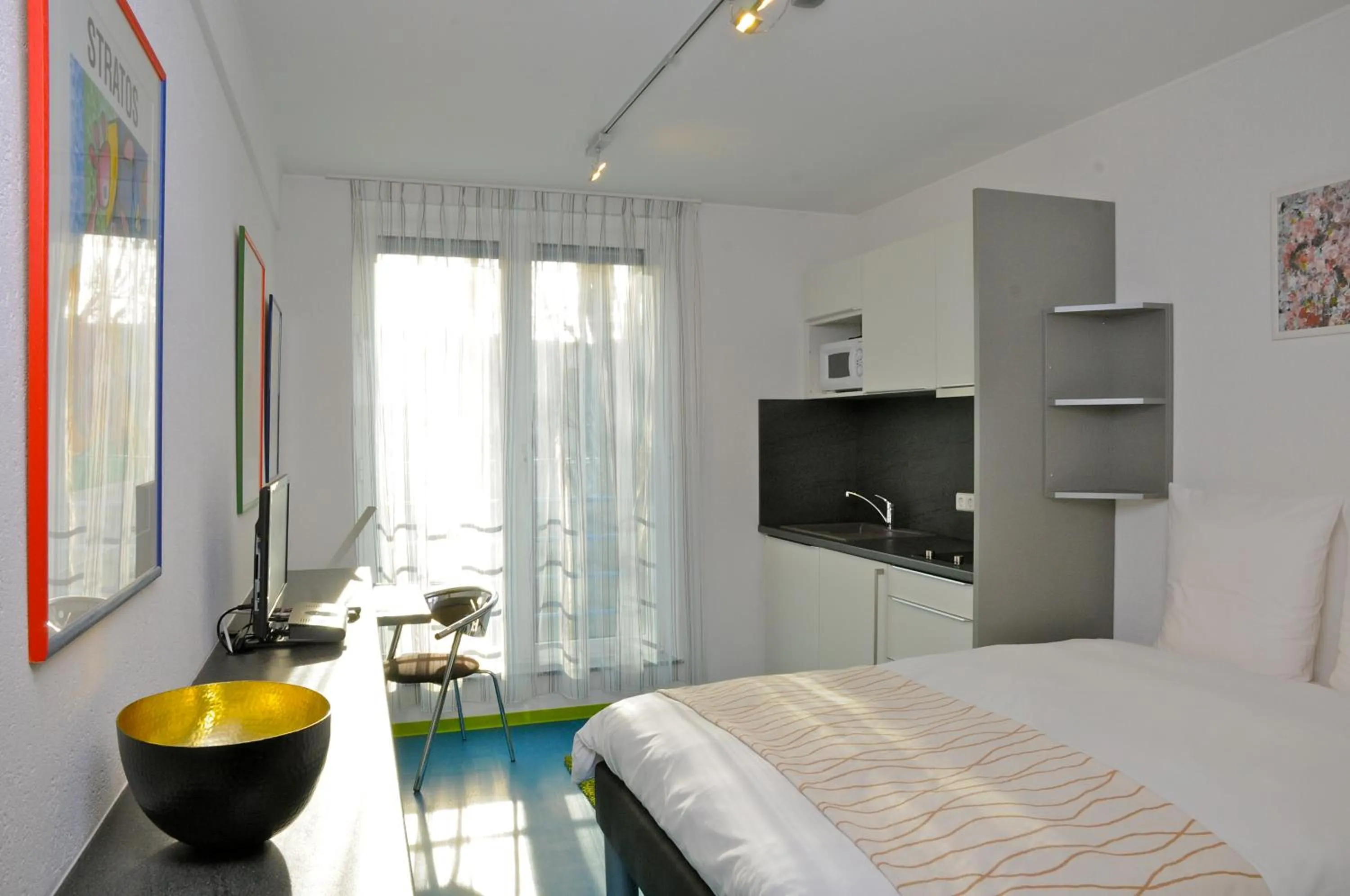 Kitchen or kitchenette, Bed in Domus Hotel