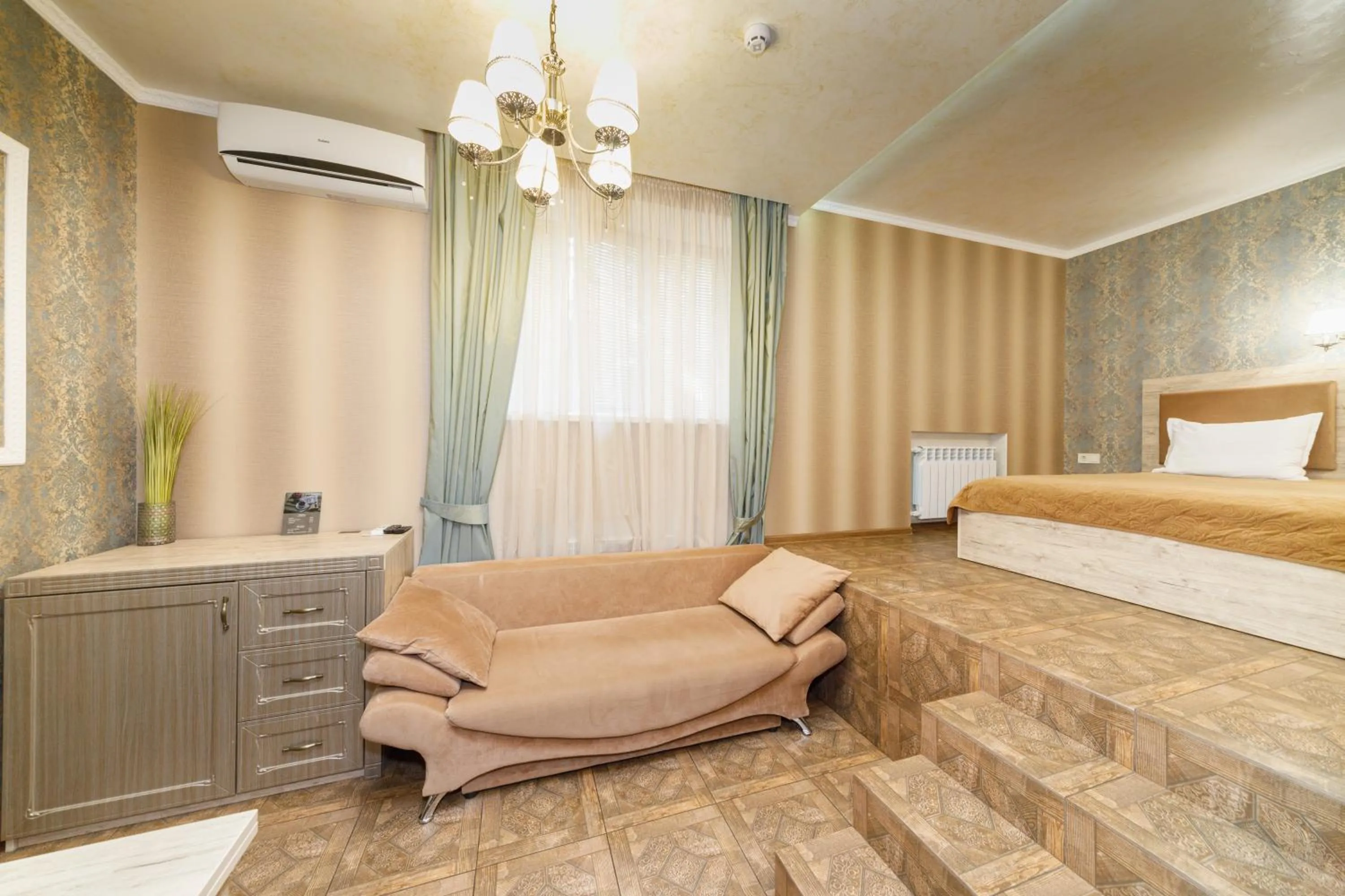 Facility for disabled guests, Bed in L.O.Y Family Hotel