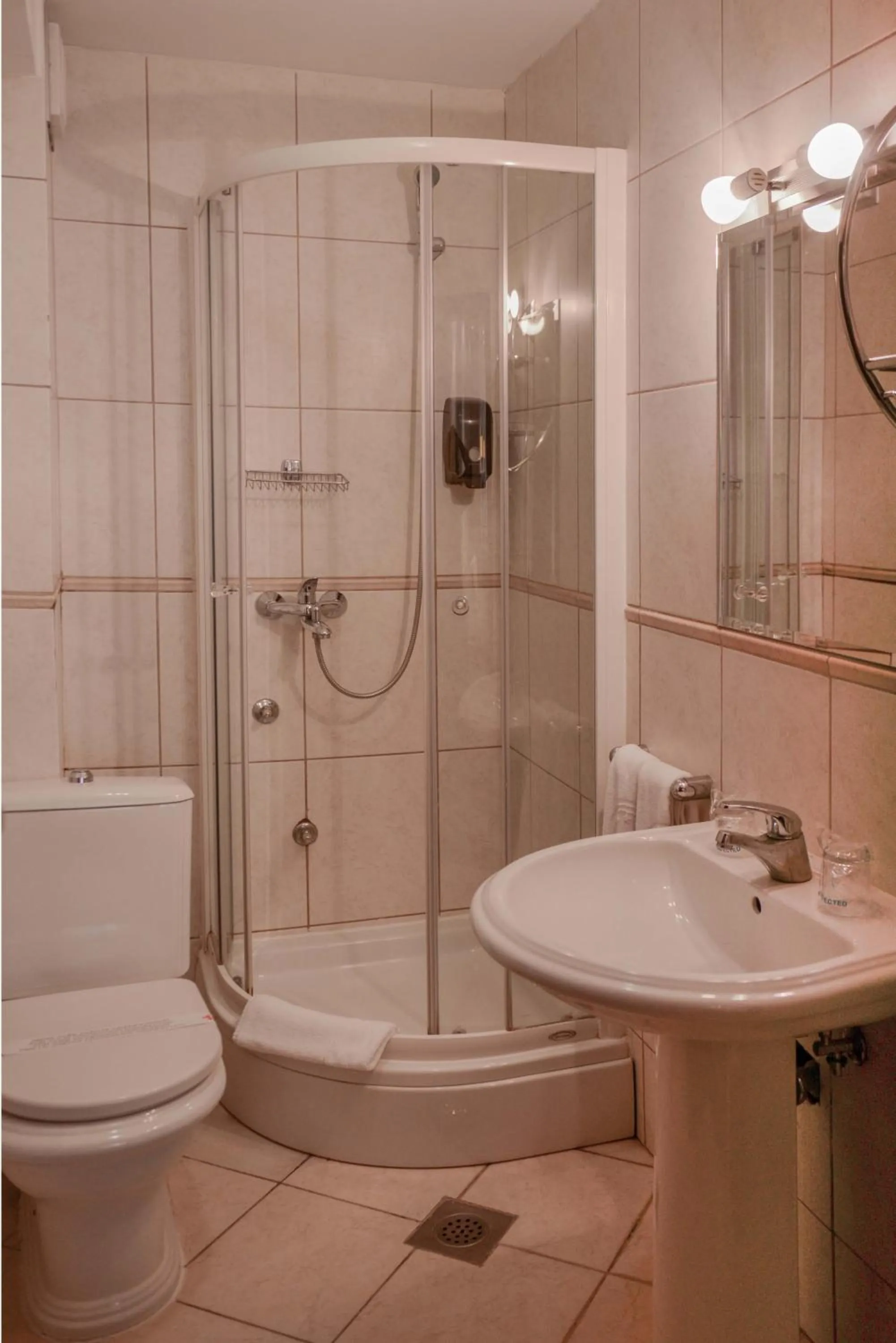 Shower in Hotel Pahuljica