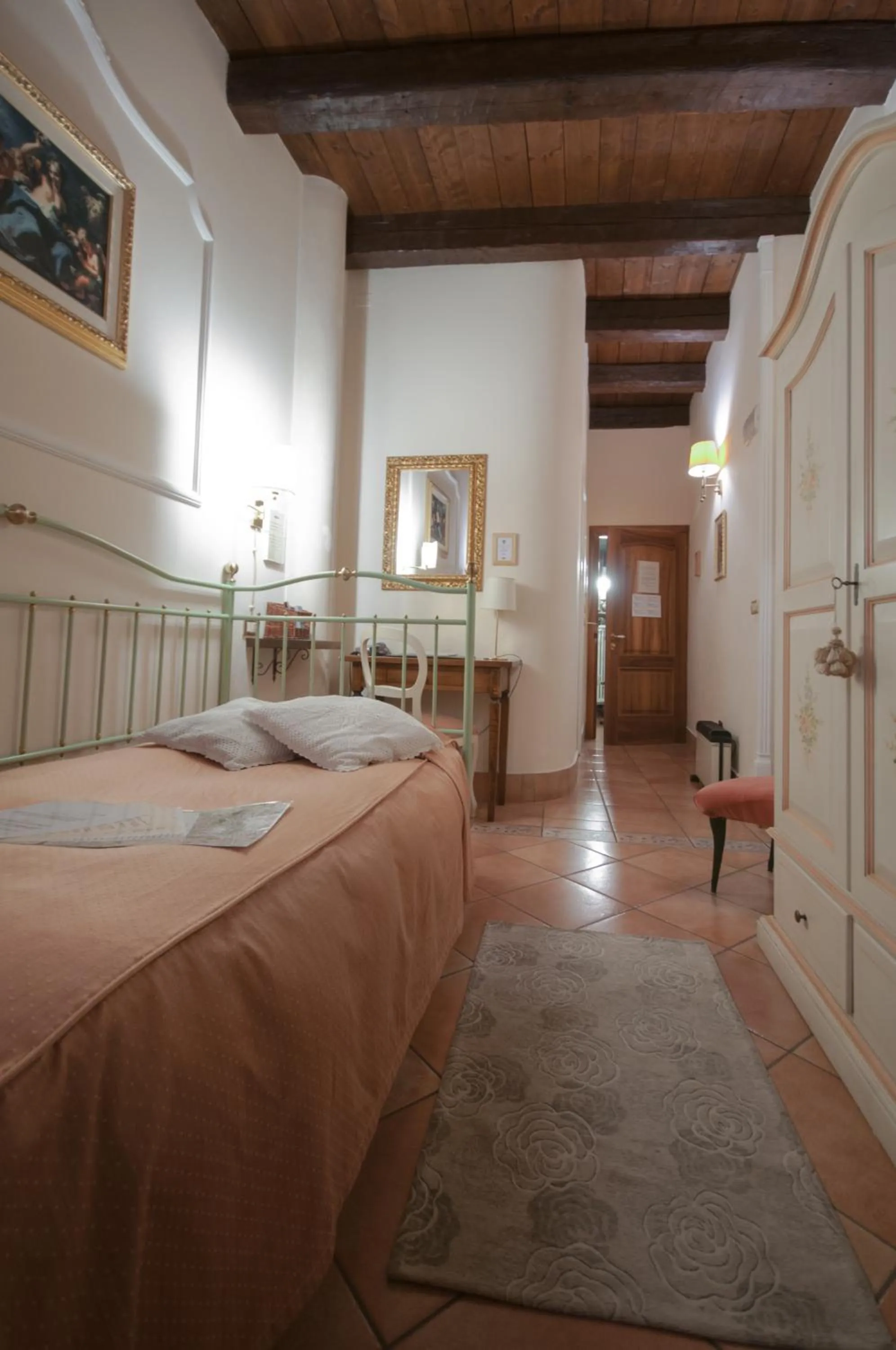 Bedroom, Bed in Mondo Antico R&B