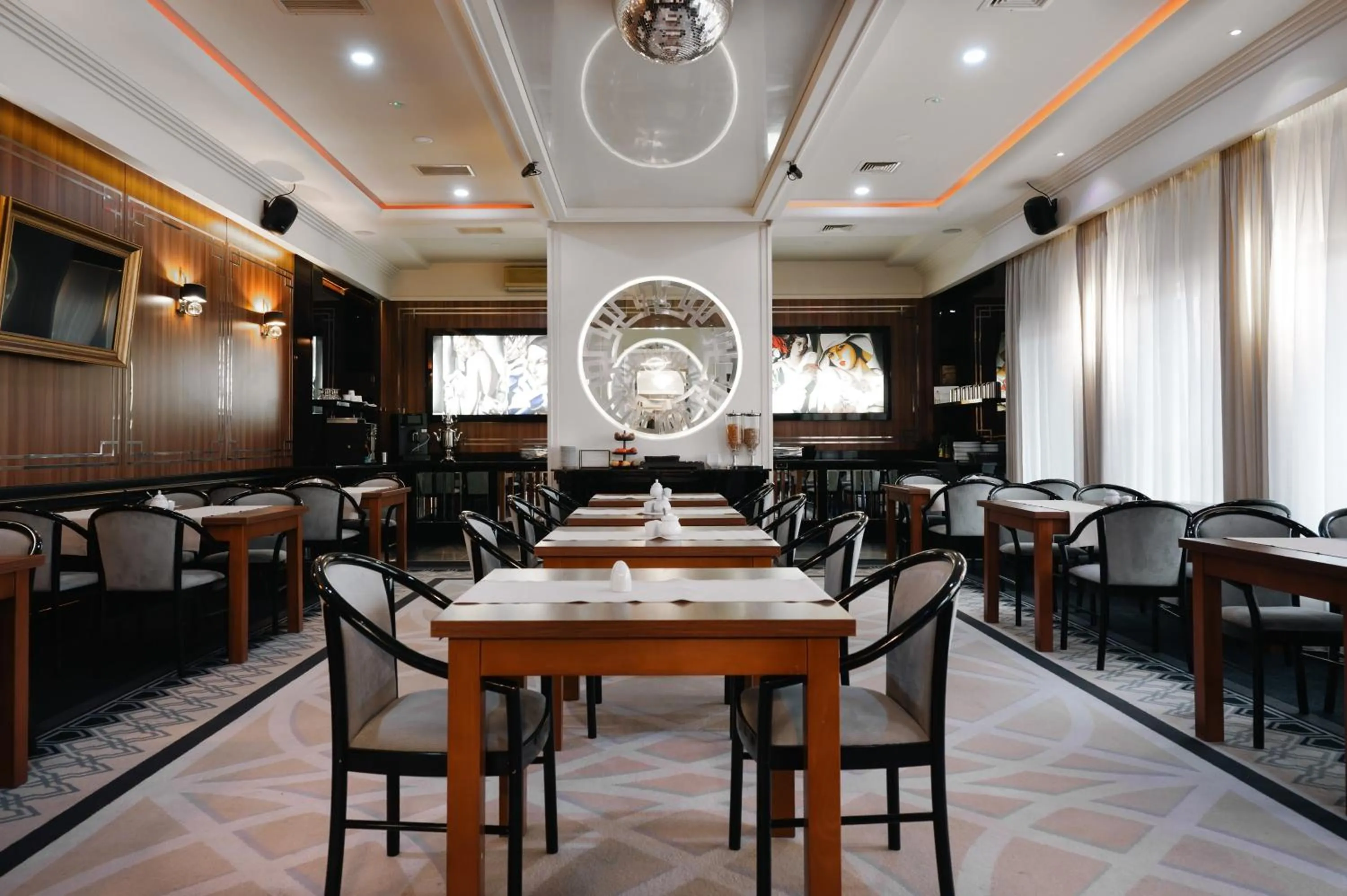 Restaurant/places to eat in Hotel Falko