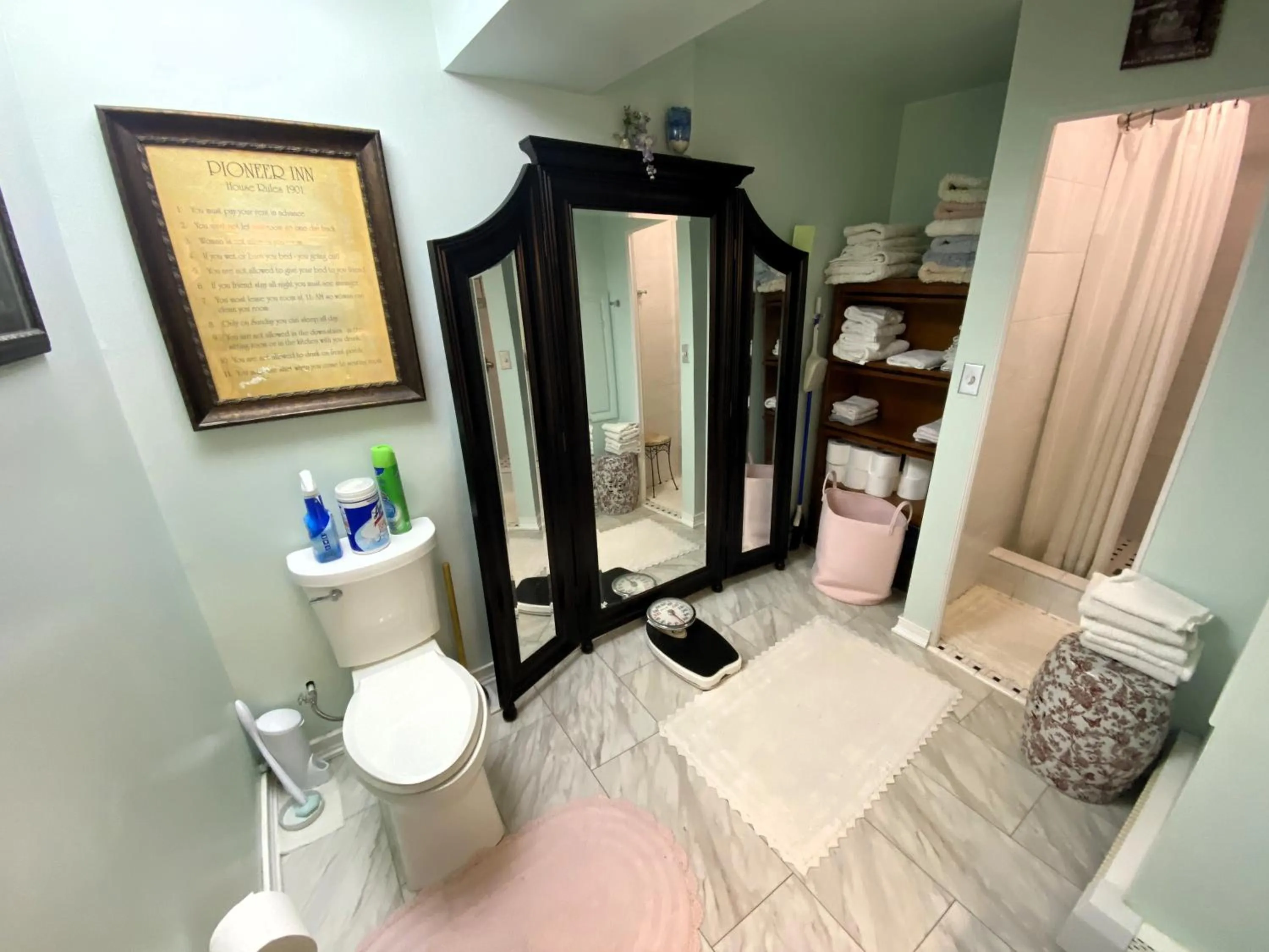 Shower in Billie's Backpackers Hostel