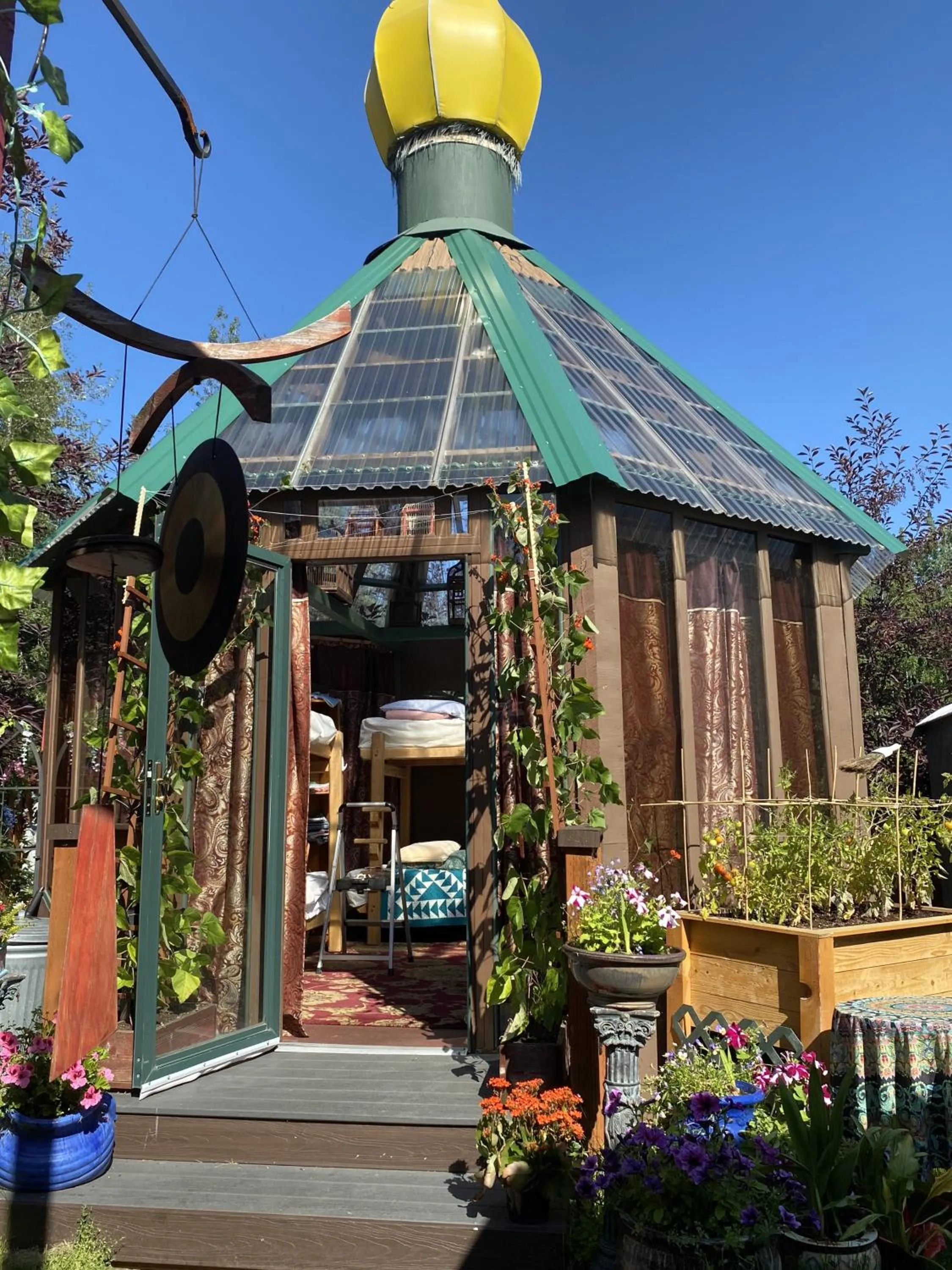 Property building in Billie's Backpackers Hostel