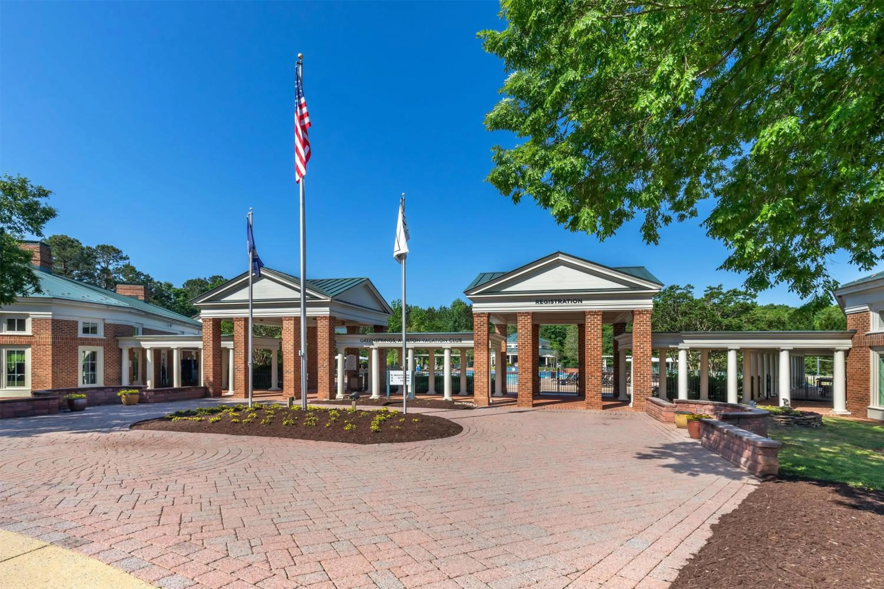 Property building in Hilton Vacation Club Greensprings Williamsburg